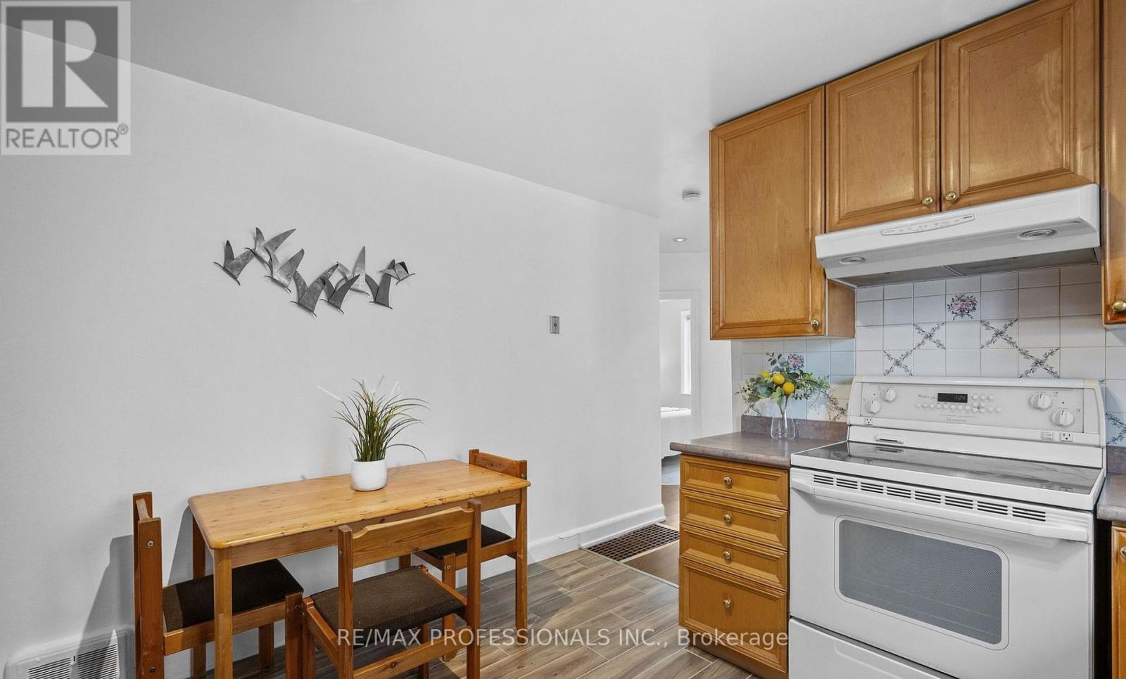 Upper - 27 Stock Avenue, Toronto, Ontario  M8Z 5C3 - Photo 7 - W12558154