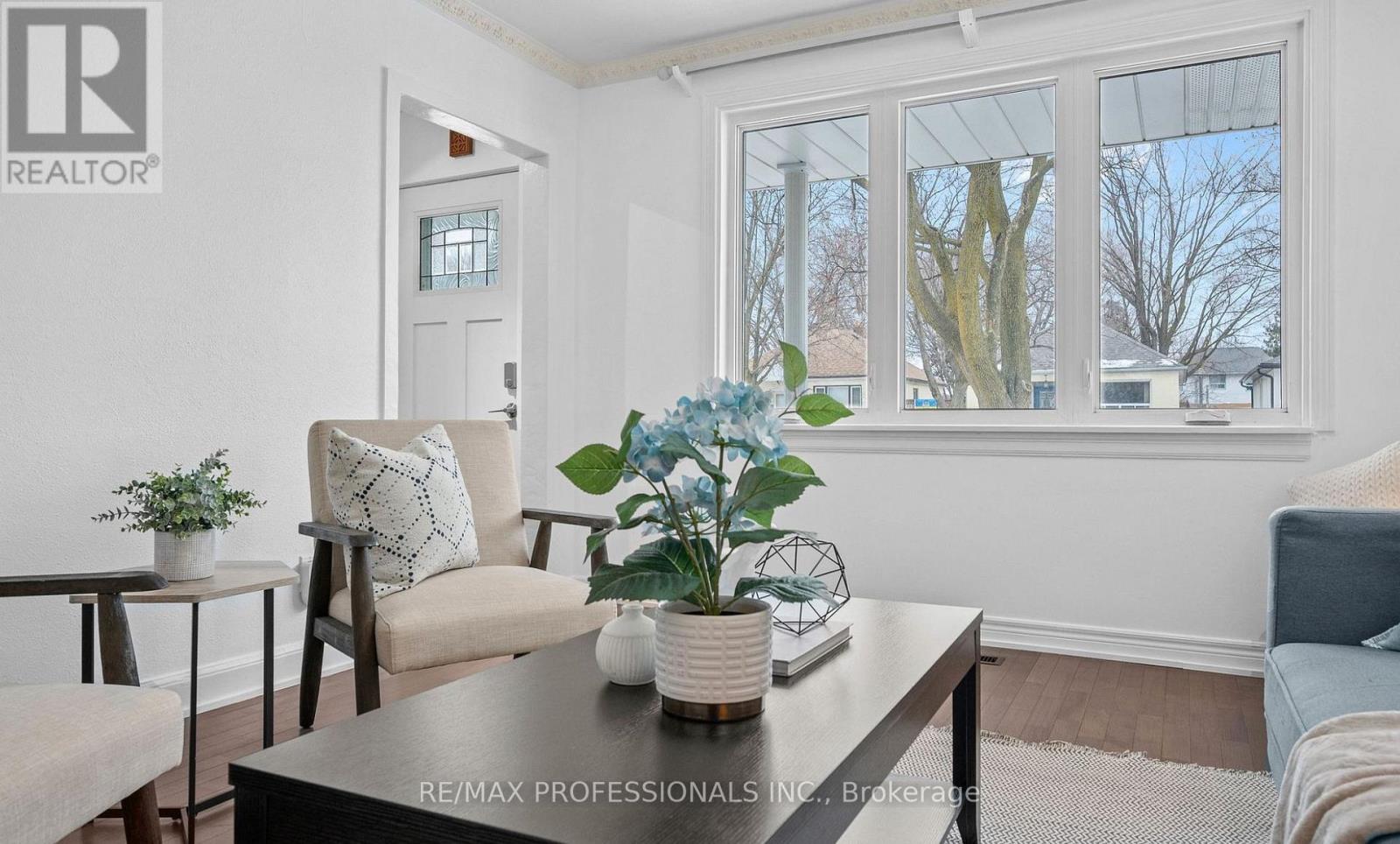 Upper - 27 Stock Avenue, Toronto, Ontario  M8Z 5C3 - Photo 8 - W12558154