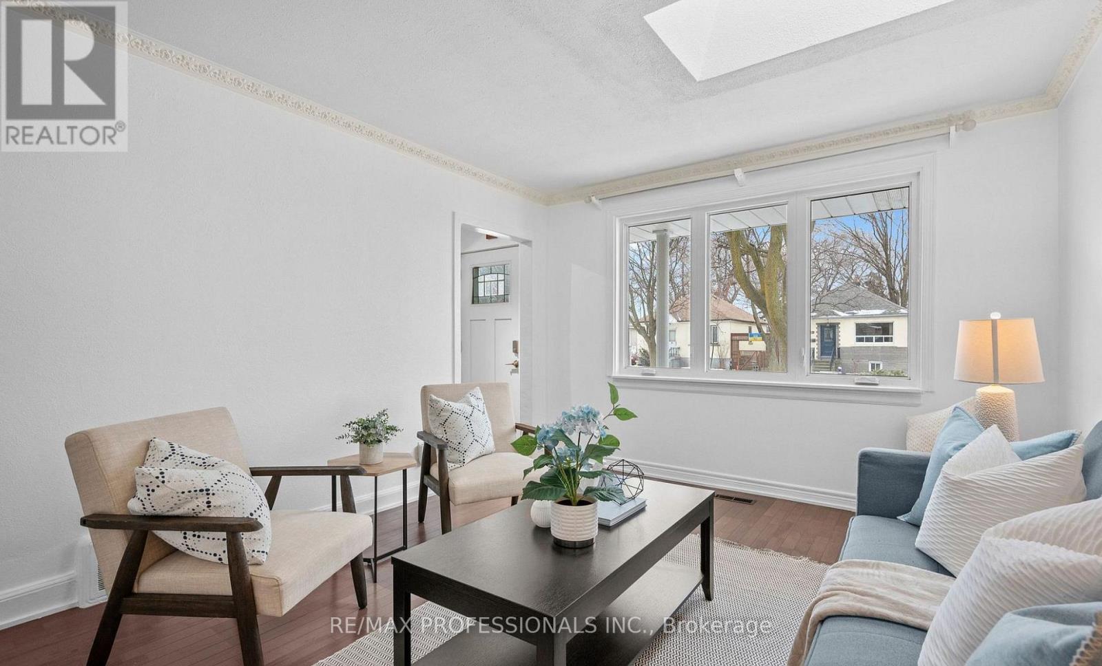 Upper - 27 Stock Avenue, Toronto, Ontario  M8Z 5C3 - Photo 9 - W12558154