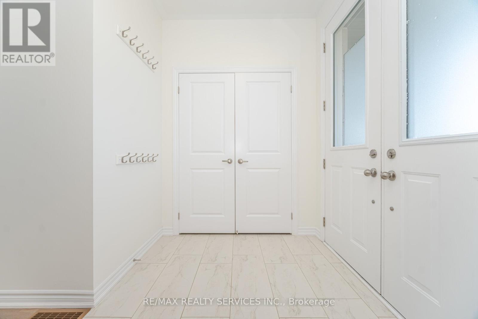 29 Lippa Drive, Caledon, Ontario  L7C 4M3 - Photo 4 - W12558176