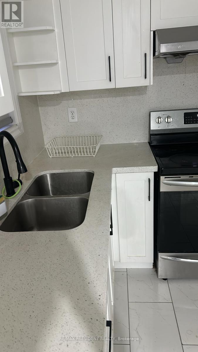 40 Mosley Crescent, Brampton, Ontario  L6Y 5C8 - Photo 3 - W12558184