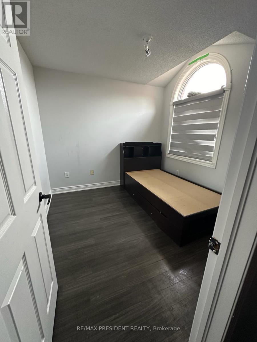 40 Mosley Crescent, Brampton, Ontario  L6Y 5C8 - Photo 6 - W12558184