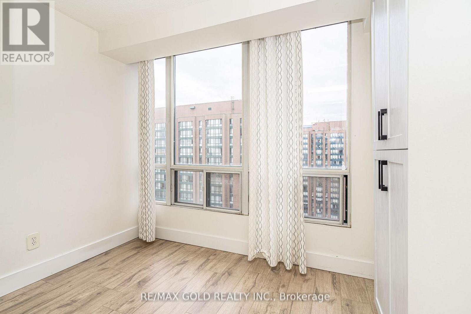 2009 - 115 Hillcrest Avenue, Mississauga, Ontario  L5B 3Y9 - Photo 18 - W12558218