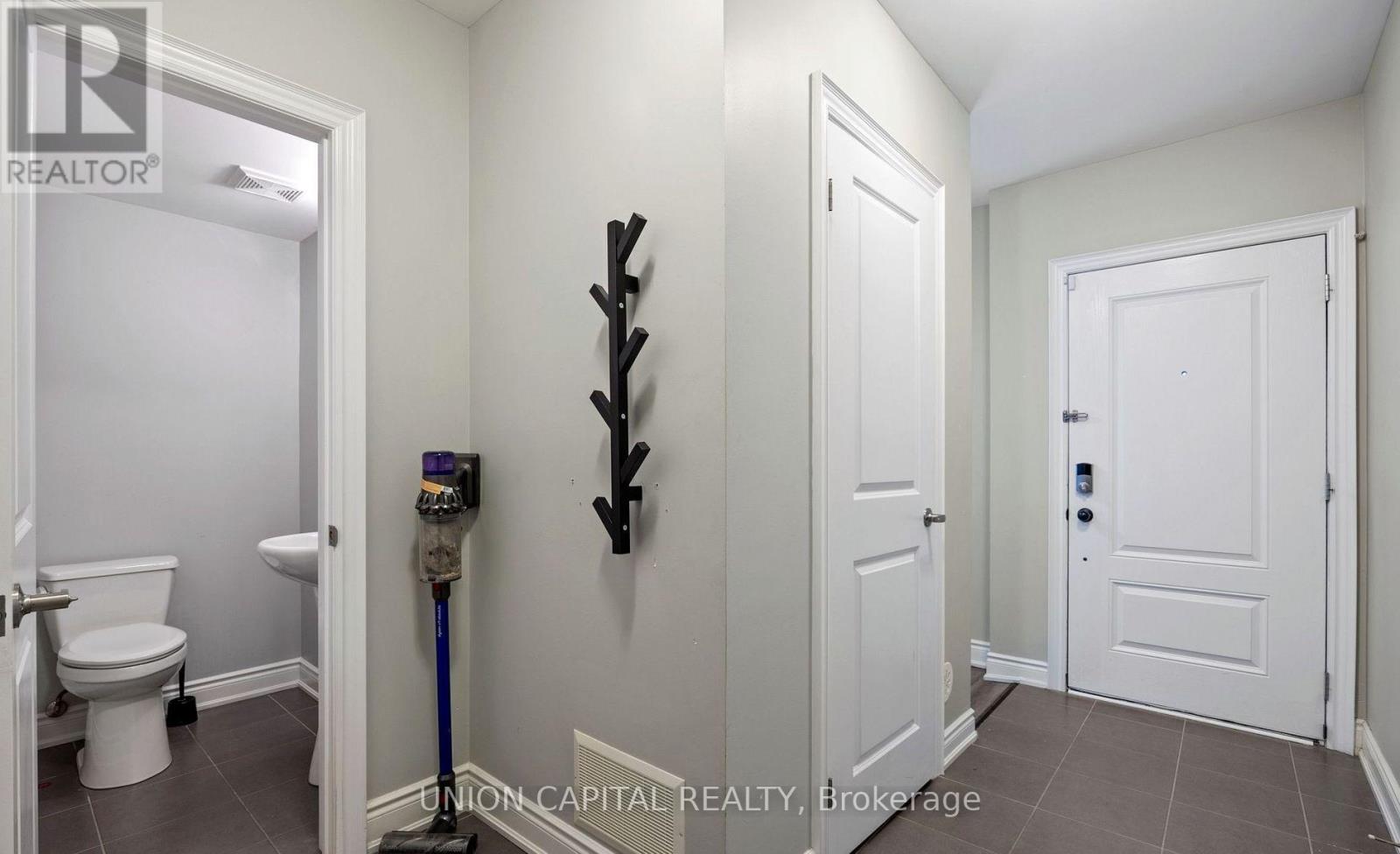 67 - 290 Royalton Common, Oakville, Ontario  L6H 0N4 - Photo 5 - W12558230