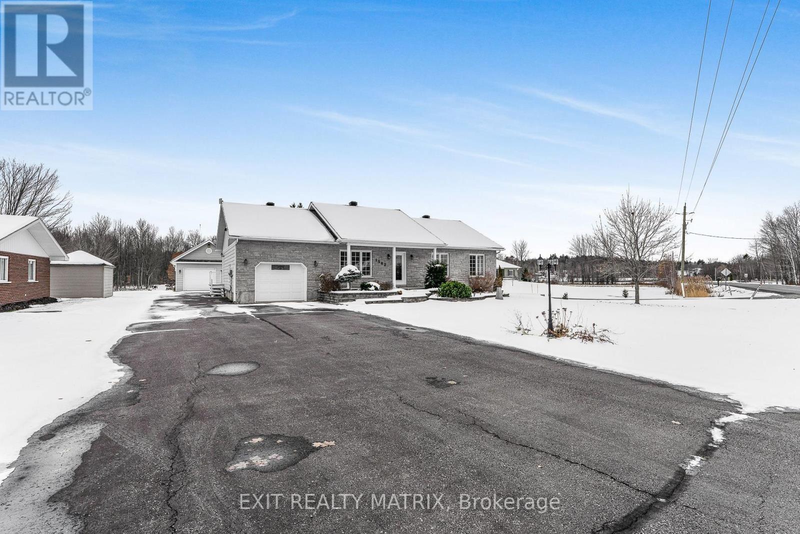 1582 Sandy Hill Road, Champlain, Ontario  K6A 2R2 - Photo 2 - X12462315