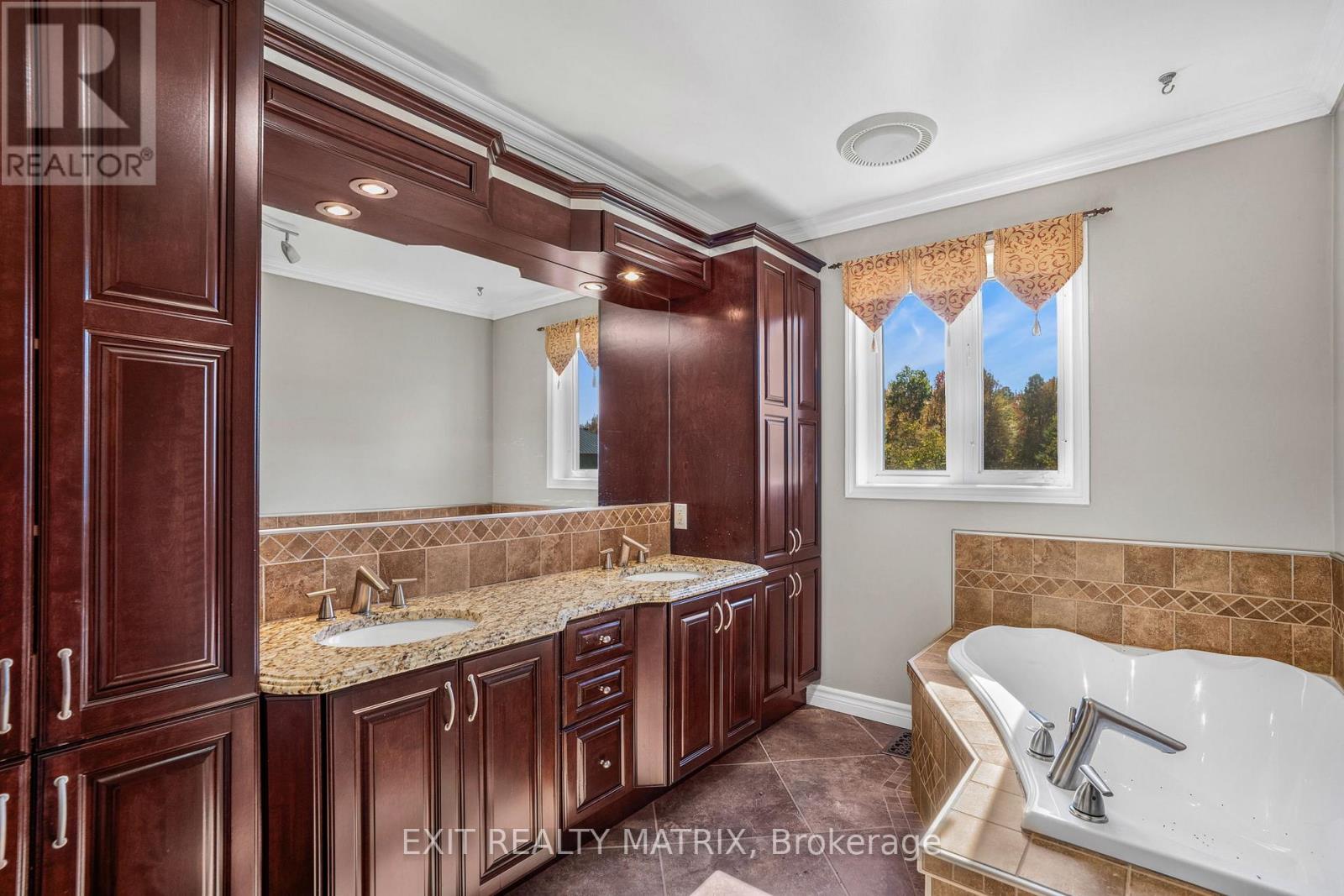 1582 Sandy Hill Road, Champlain, Ontario  K6A 2R2 - Photo 25 - X12462315