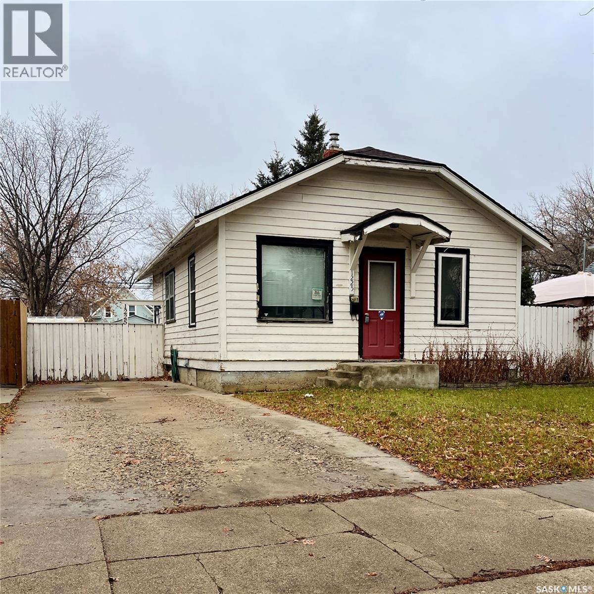 1225 B Avenue N, Saskatoon, Saskatchewan  S7L 1G4 - Photo 1 - SK024320