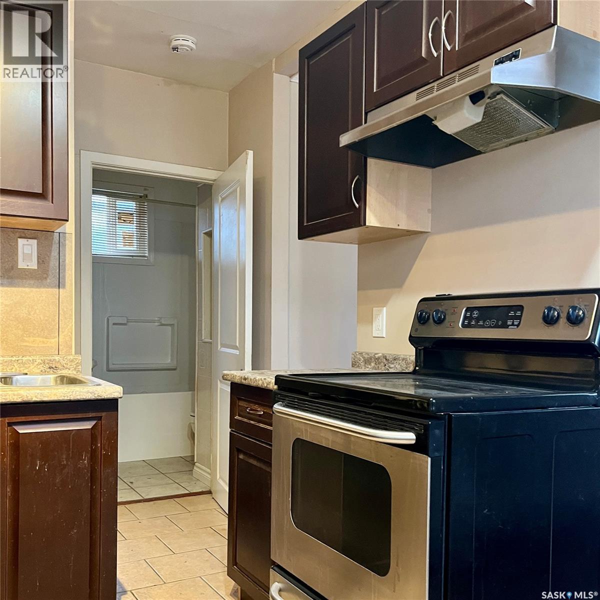 1225 B Avenue N, Saskatoon, Saskatchewan  S7L 1G4 - Photo 3 - SK024320