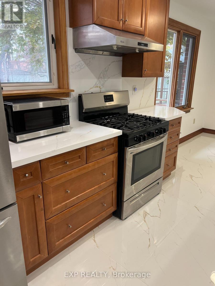 224 Park Avenue, East Gwillimbury, Ontario  L9N 1L9 - Photo 8 - N12558368