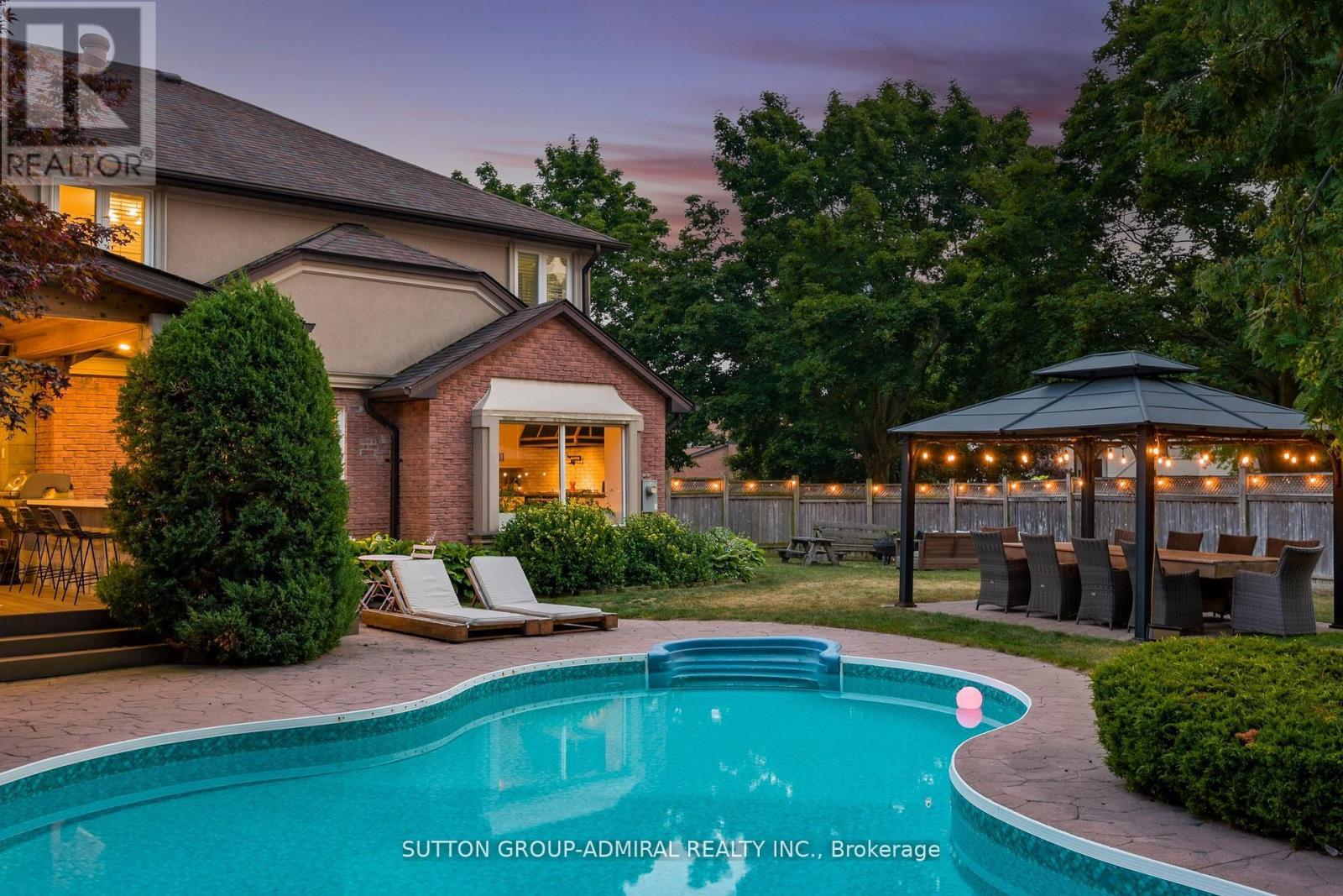 18 Tannery Court, Richmond Hill, Ontario  L4C 7V4 - Photo 2 - N12558410