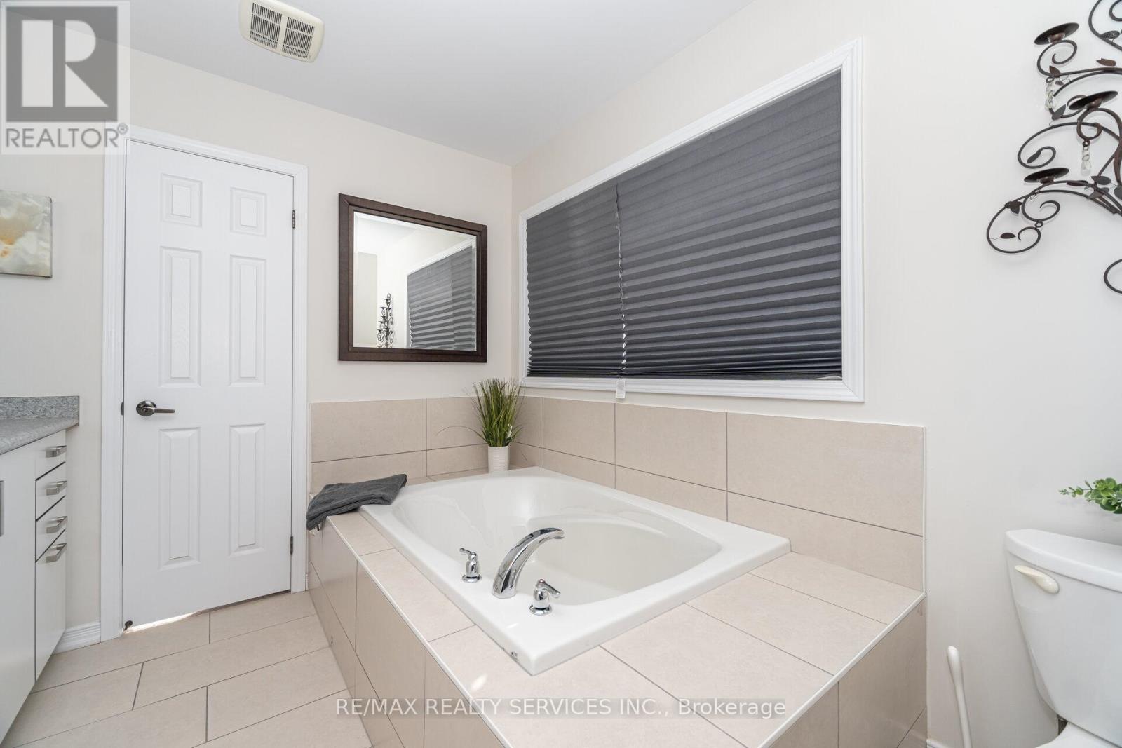 144 Baffin Crescent, Brampton, Ontario  L7A 0C7 - Photo 35 - W12557456