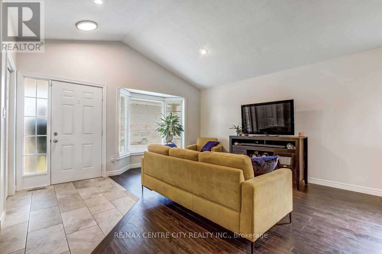 5 Faith Boulevard, St. Thomas, Ontario  N5R 6M2 - Photo 2 - X12558520