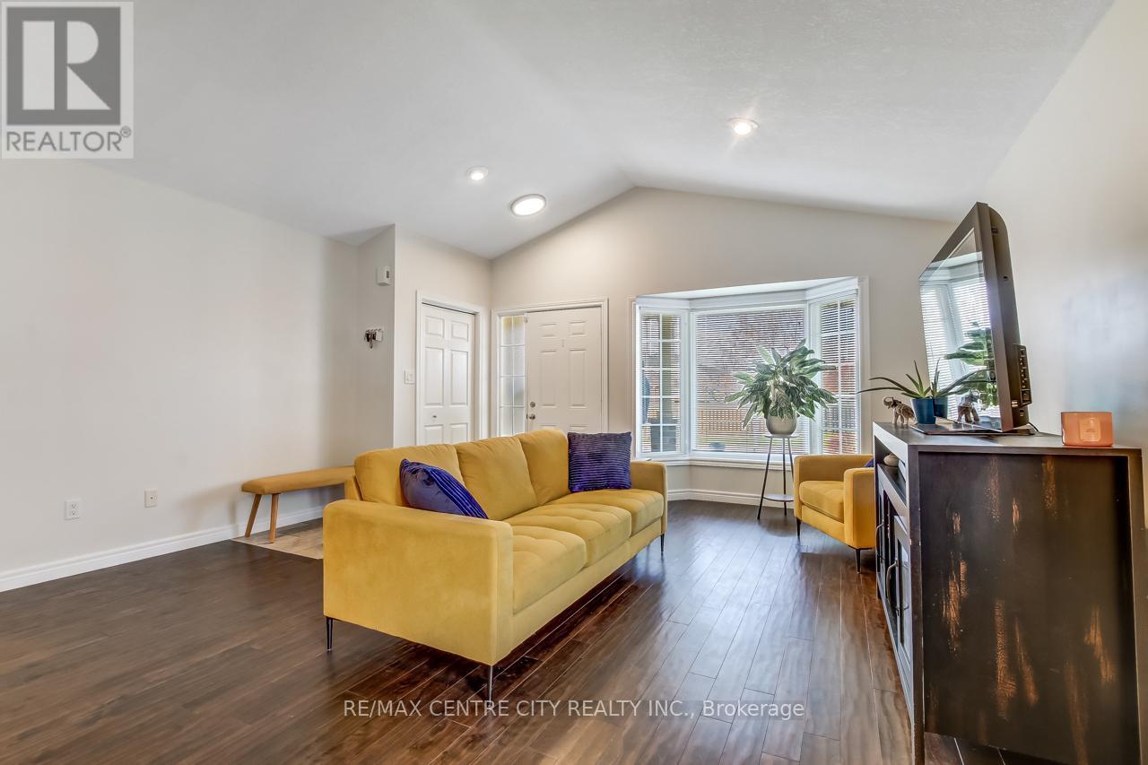 5 Faith Boulevard, St. Thomas, Ontario  N5R 6M2 - Photo 4 - X12558520