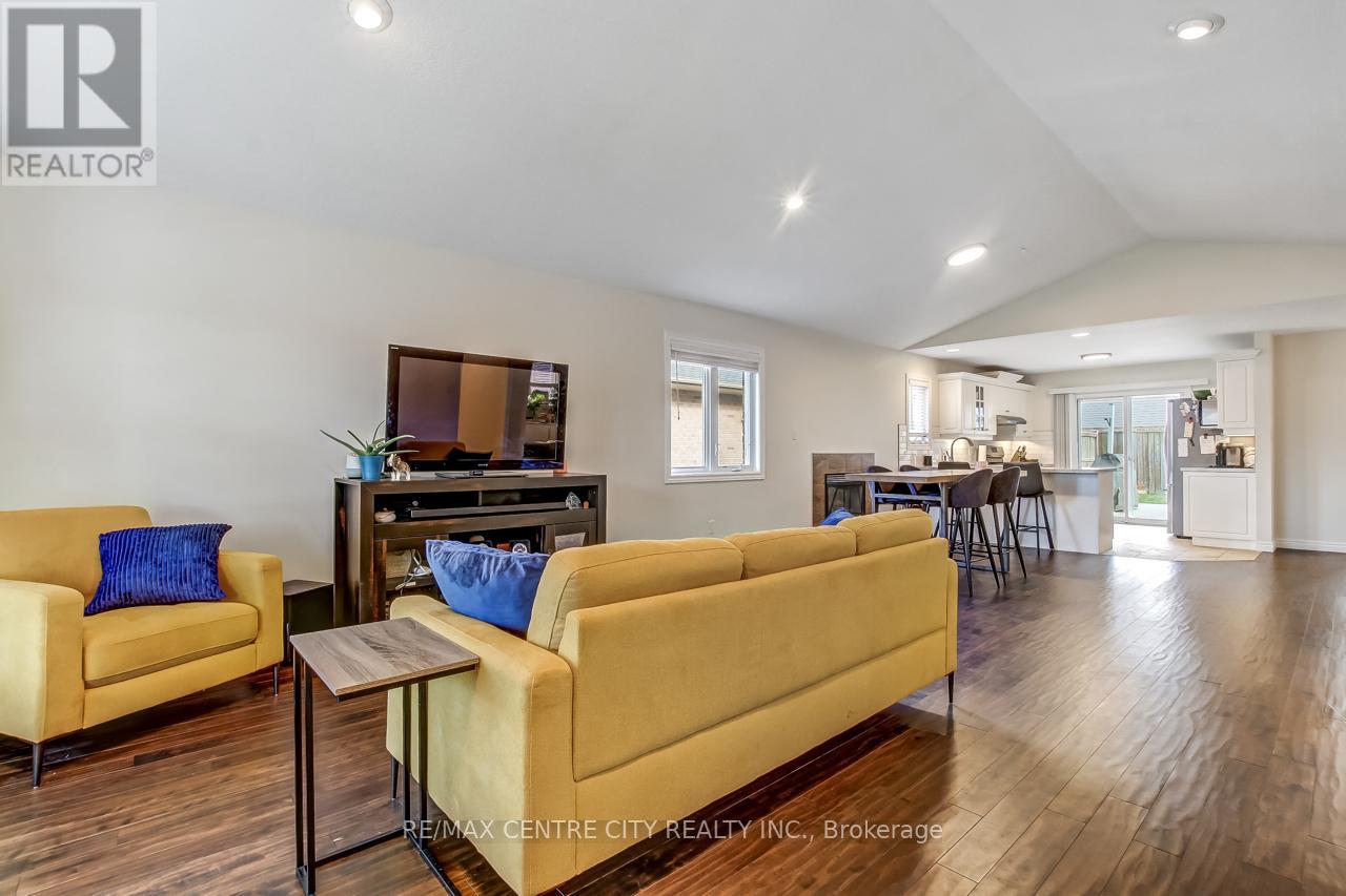 5 Faith Boulevard, St. Thomas, Ontario  N5R 6M2 - Photo 5 - X12558520