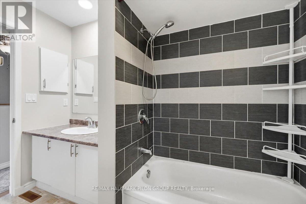 420 Valade Crescent, Ottawa, Ontario  K4A 2W2 - Photo 15 - X12558624