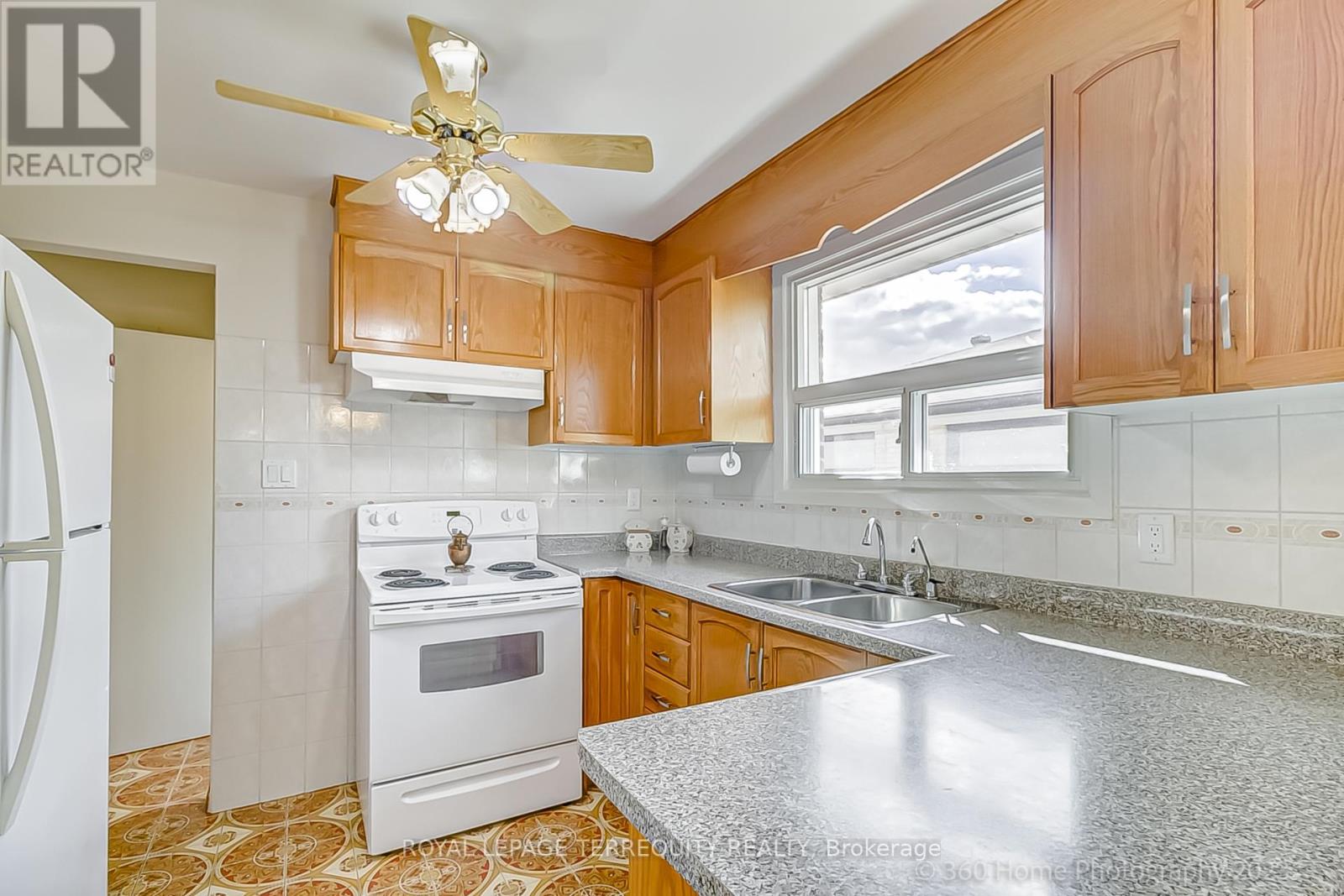 83 Victory Drive, Toronto, Ontario  M3M 2J9 - Photo 10 - W12558306