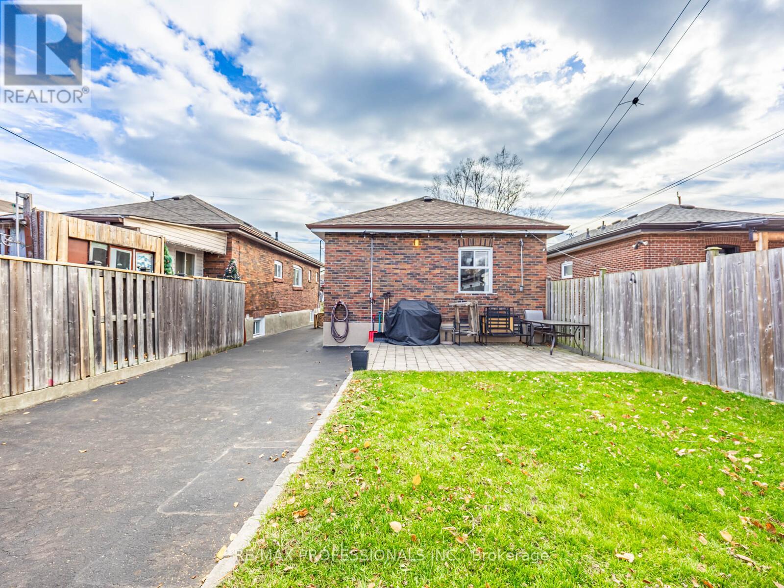 124 Foxwell Street, Toronto, Ontario  M6N 1Z6 - Photo 33 - W12558340