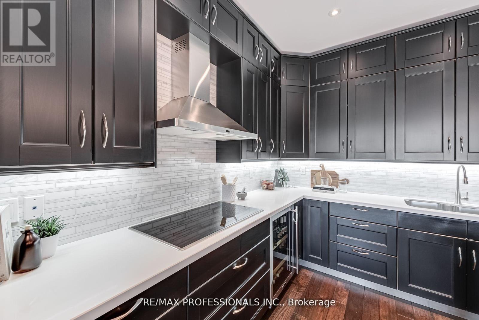 372 Silverthorn Avenue, Toronto, Ontario  M6M 3G9 - Photo 9 - W12558342