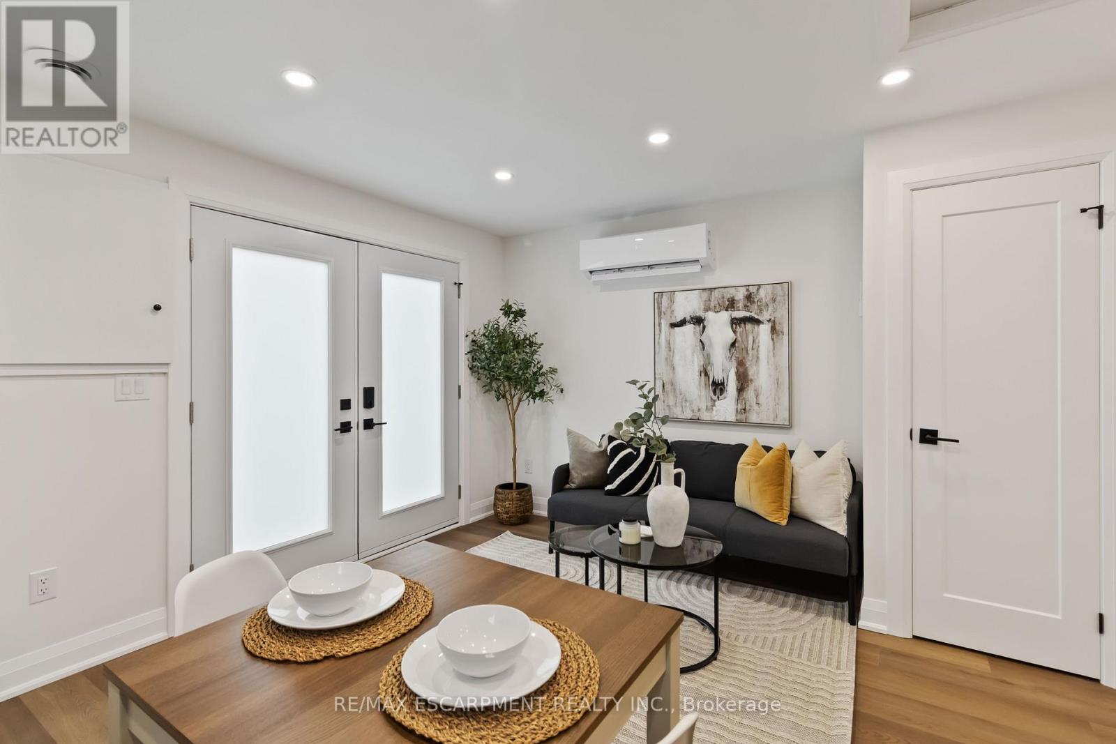 2 - 1332 Majestic Drive, Burlington, Ontario  L7M 1G3 - Photo 2 - W12558500