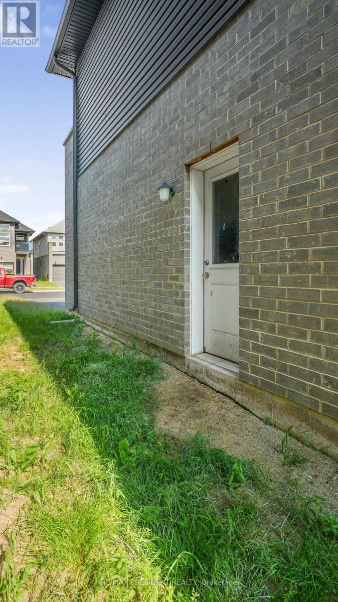 28 Mclaughlin Street, Welland, Ontario  L3B 0J8 - Photo 39 - X12558422