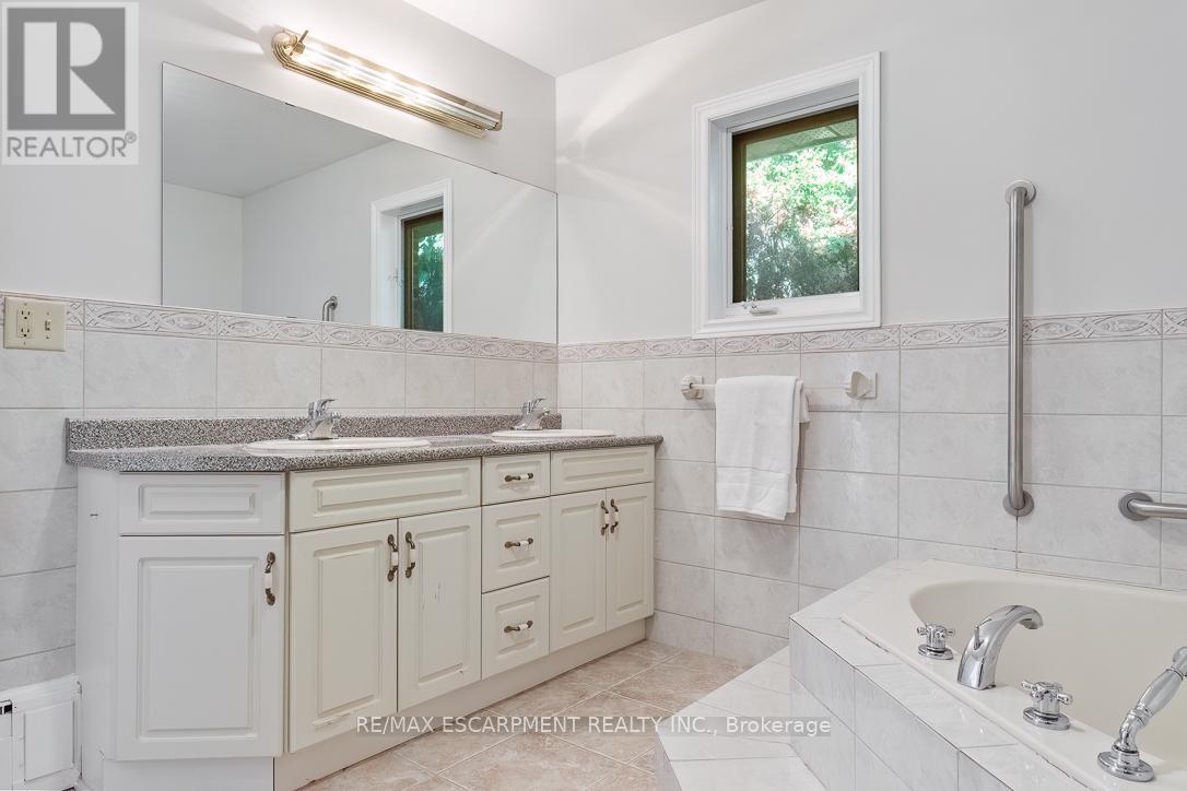 65 Harborn Road, Mississauga, Ontario  L5B 1A5 - Photo 19 - W12558164