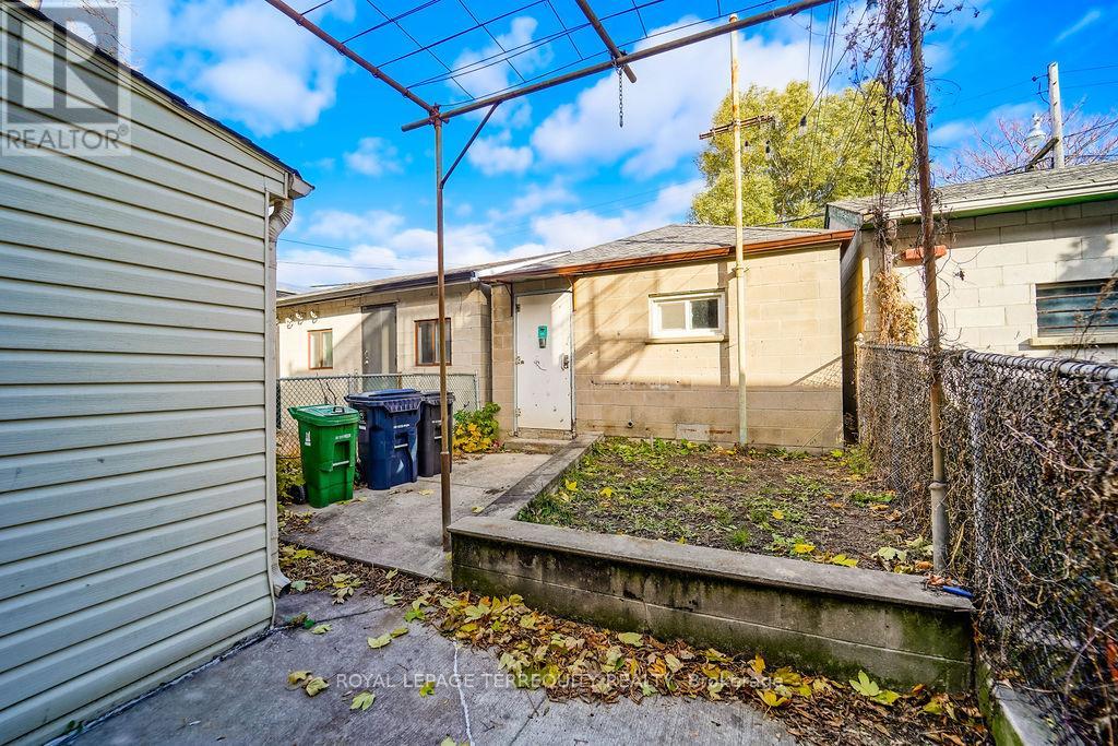 243 Montrose Avenue, Toronto, Ontario  M6G 3G6 - Photo 11 - C12317775