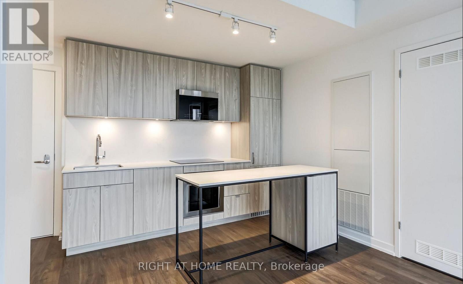 303 - 251 Masonry Way, Mississauga, Ontario  L5H 0B3 - Photo 7 - W12558224