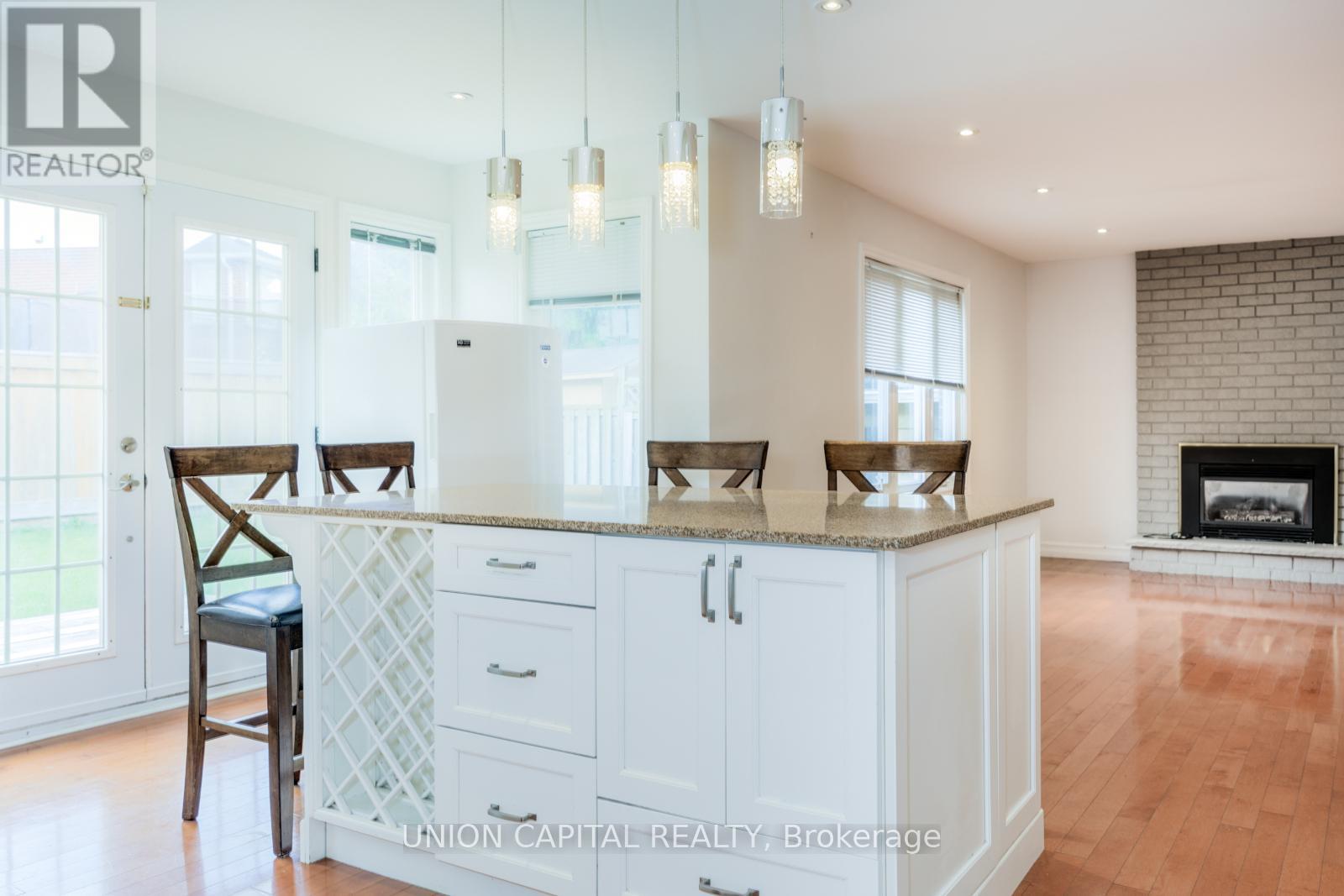 82 Old Yonge Street, Aurora, Ontario L4G 6C7 - Photo 2 - N12478210