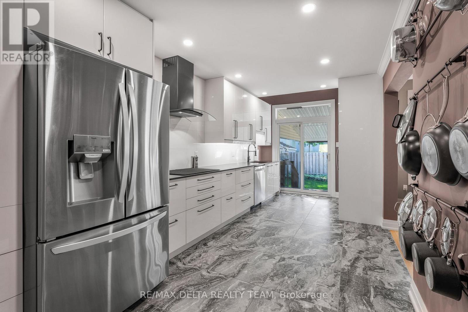 18 Longshire Circle, Ottawa, Ontario  K2J 4K7 - Photo 6 - X12558820