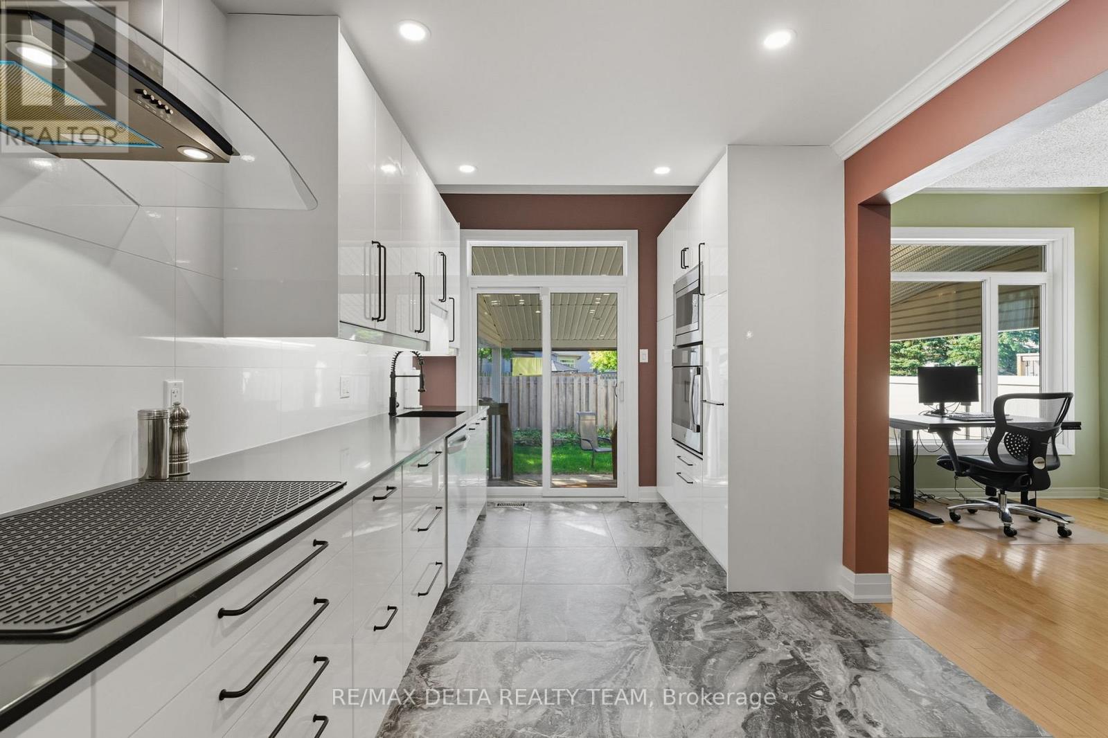 18 Longshire Circle, Ottawa, Ontario  K2J 4K7 - Photo 8 - X12558820