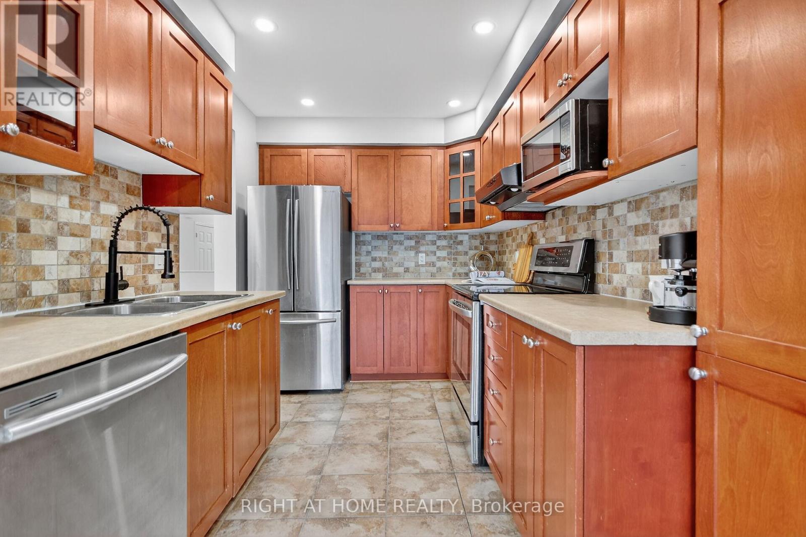 302 Goldridge Drive, Ottawa, Ontario  K2T 1L1 - Photo 6 - X12558828