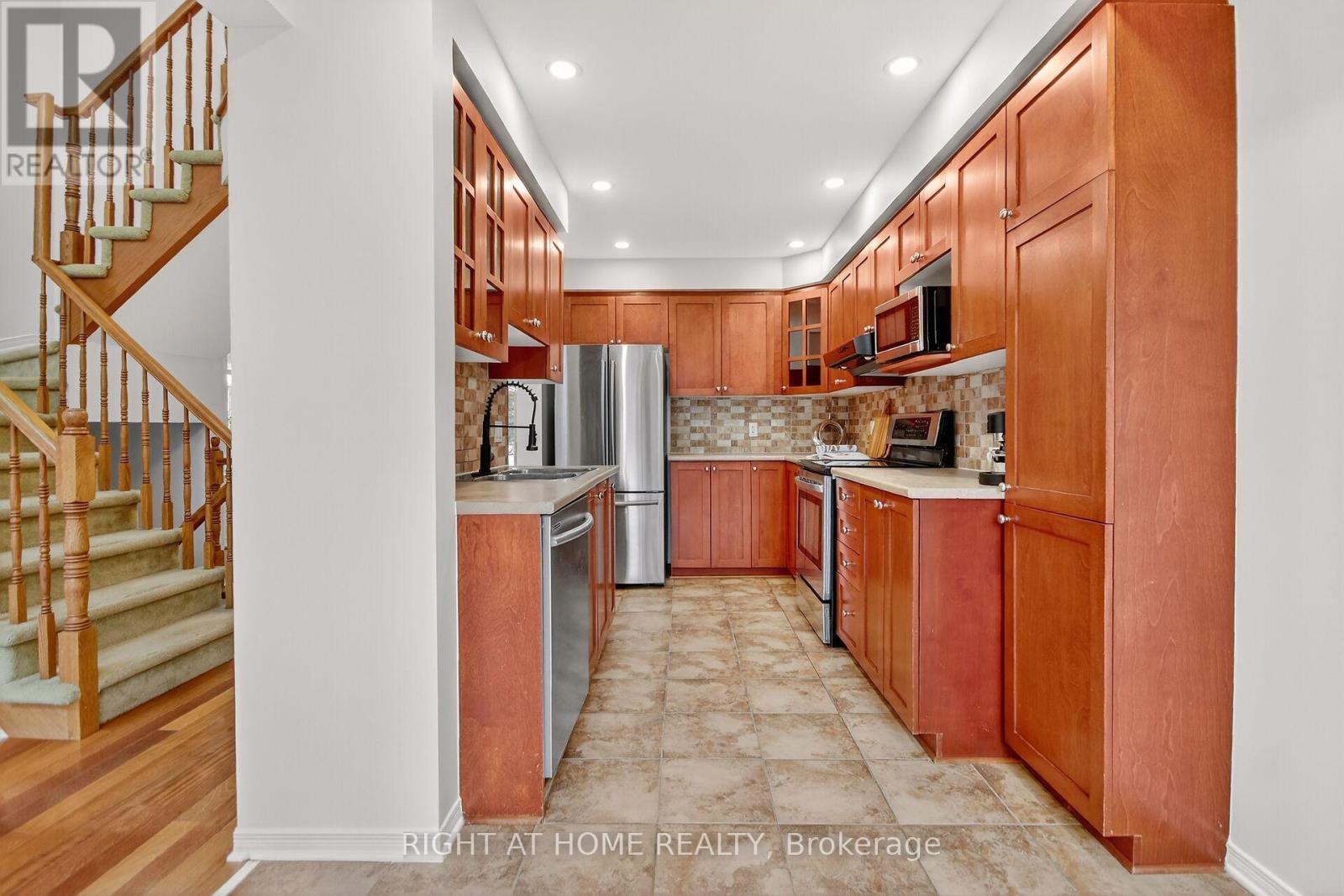 302 Goldridge Drive, Ottawa, Ontario  K2T 1L1 - Photo 7 - X12558828