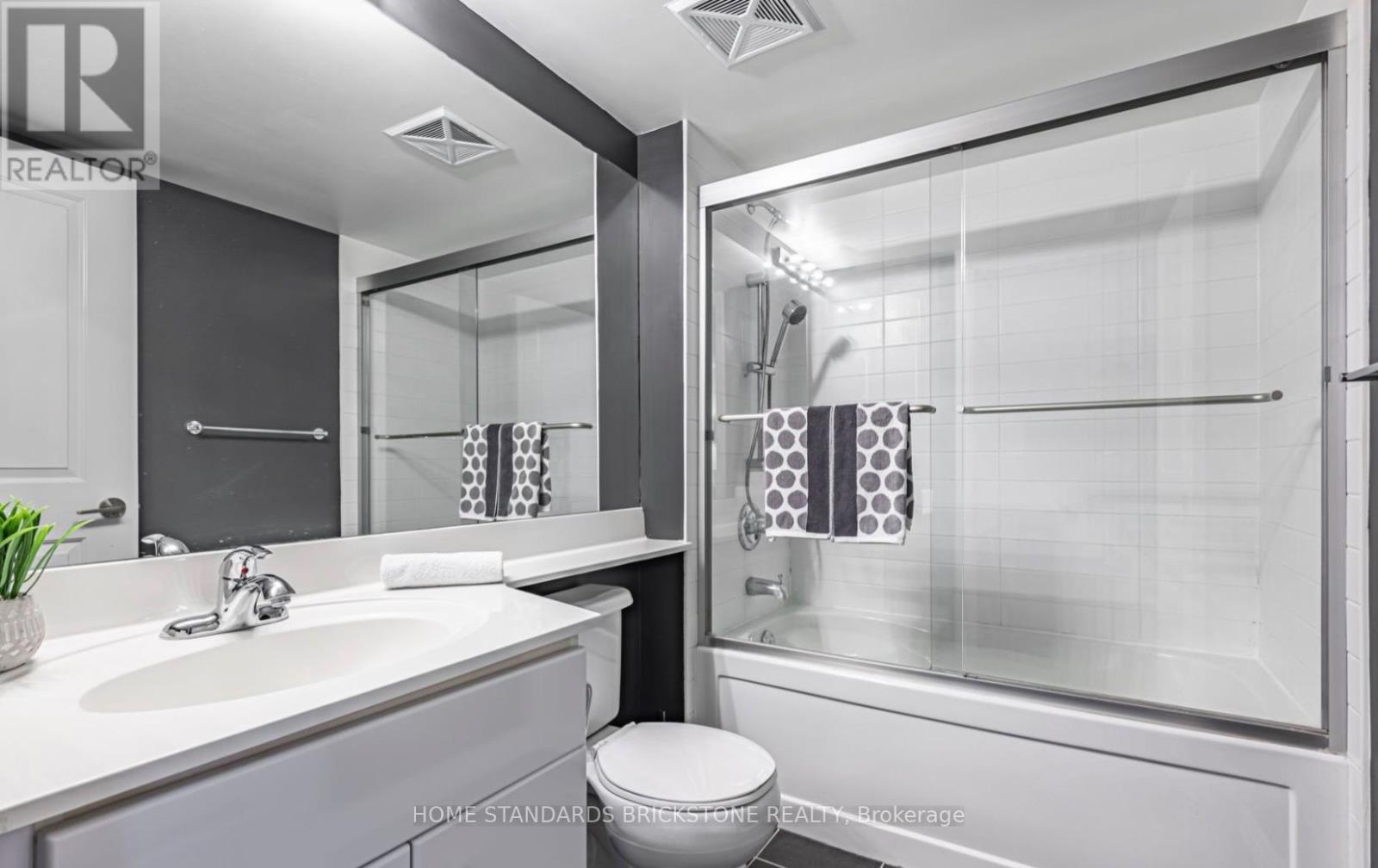 301 - 30 Herons Hill Way, Toronto, Ontario  M2J 0A7 - Photo 9 - C12558548