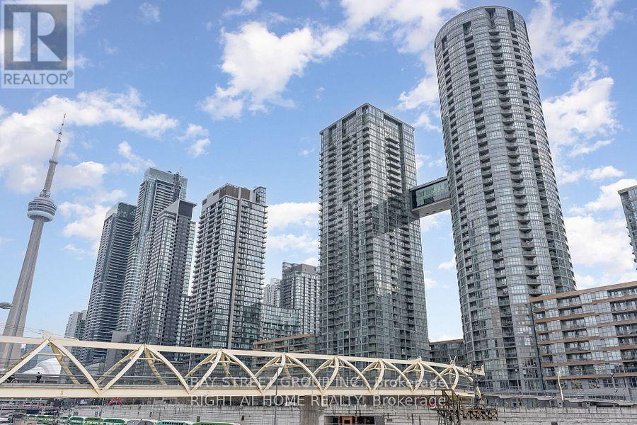 2011 - 15 ICEBOAT TERRACE, Toronto, Ontario