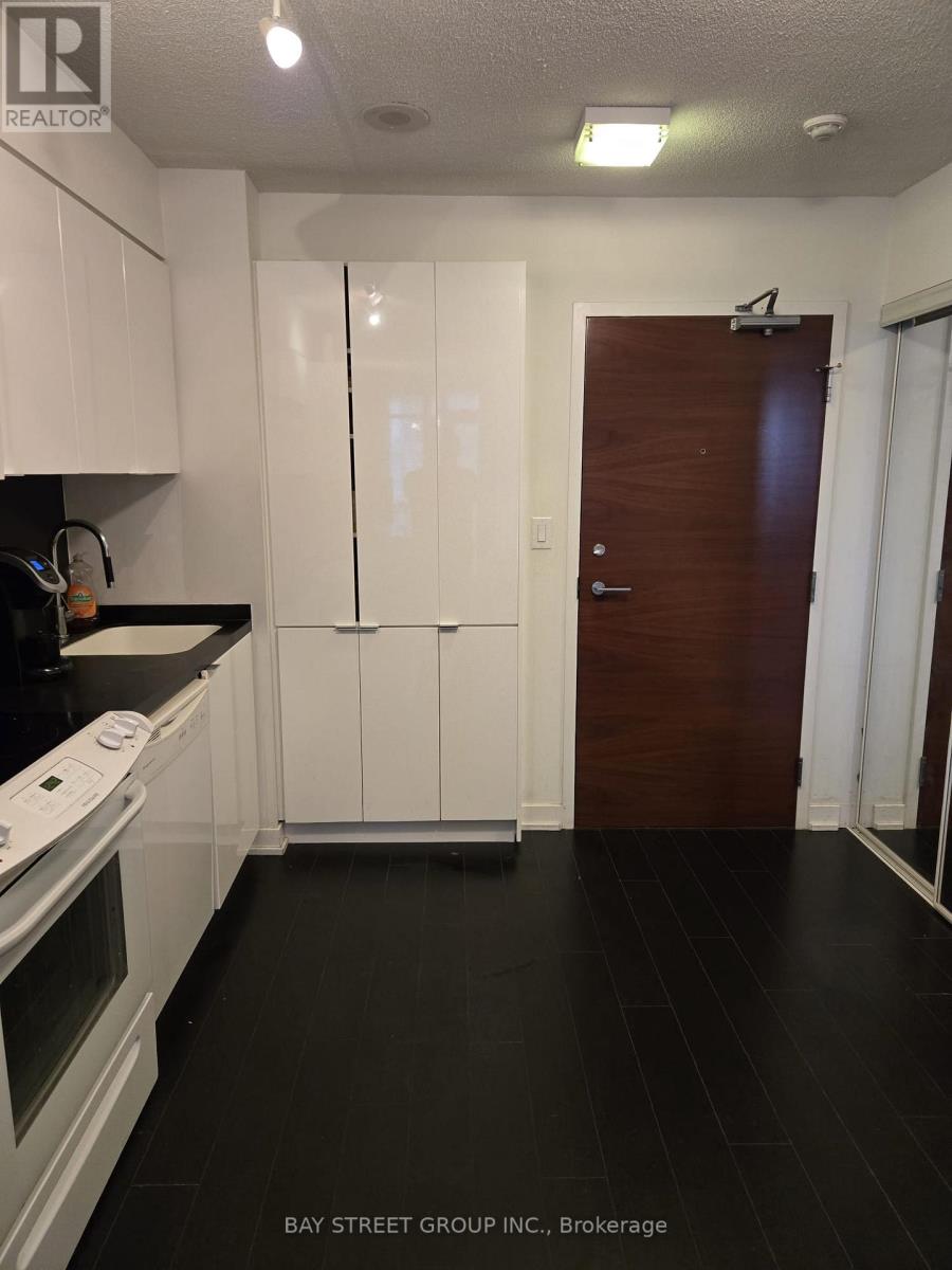 2011 - 15 Iceboat Terrace, Toronto, Ontario  M5V 4A5 - Photo 5 - C12558610