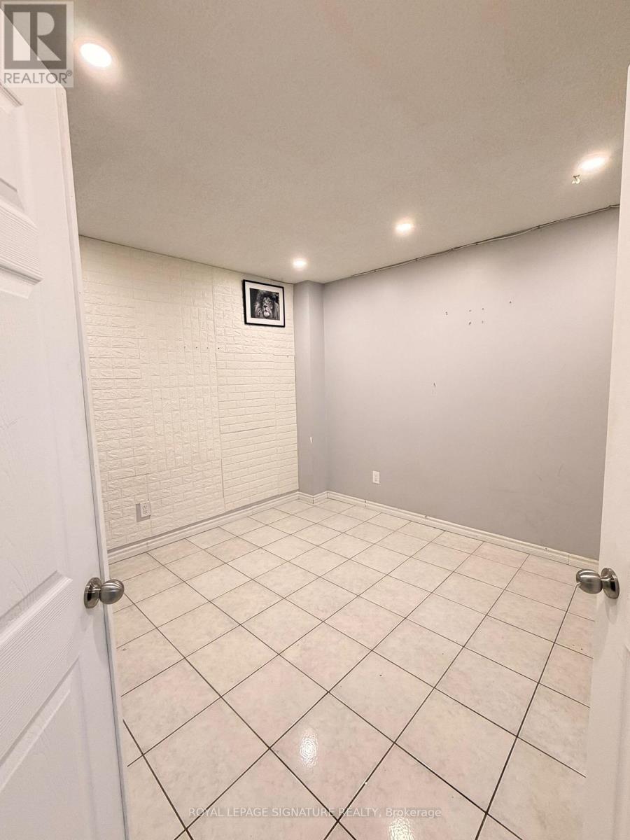 Upper - 64 Woodside Court, Brampton, Ontario  L6Y 3Z1 - Photo 11 - W12552948