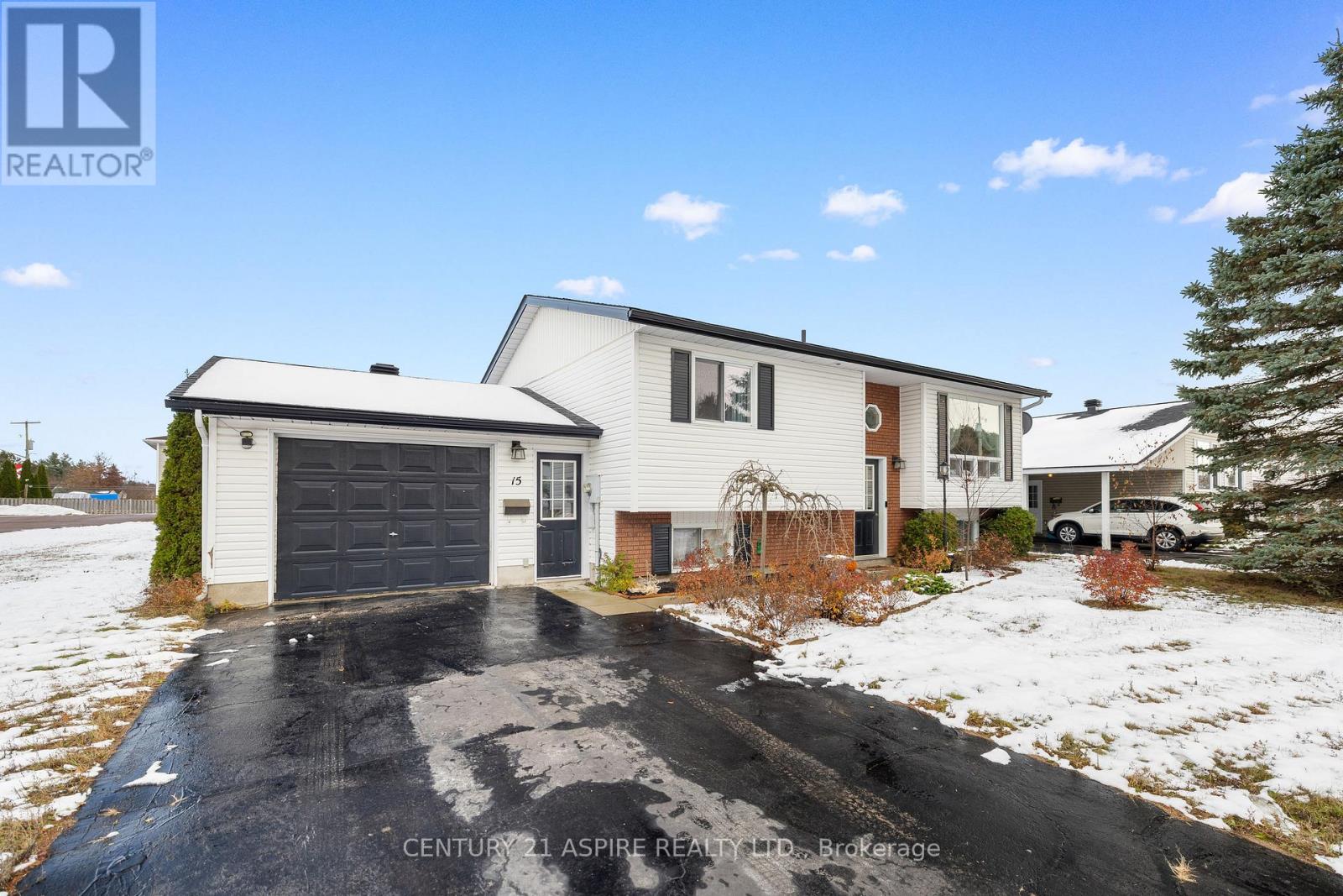 15 Dutch Drive, Petawawa, Ontario  K8H 3M2 - Photo 2 - X12558688