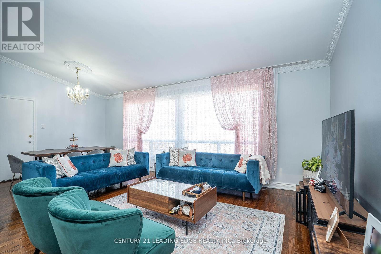 21 Alhart Drive, Toronto, Ontario  M9V 2M8 - Photo 5 - W12558594