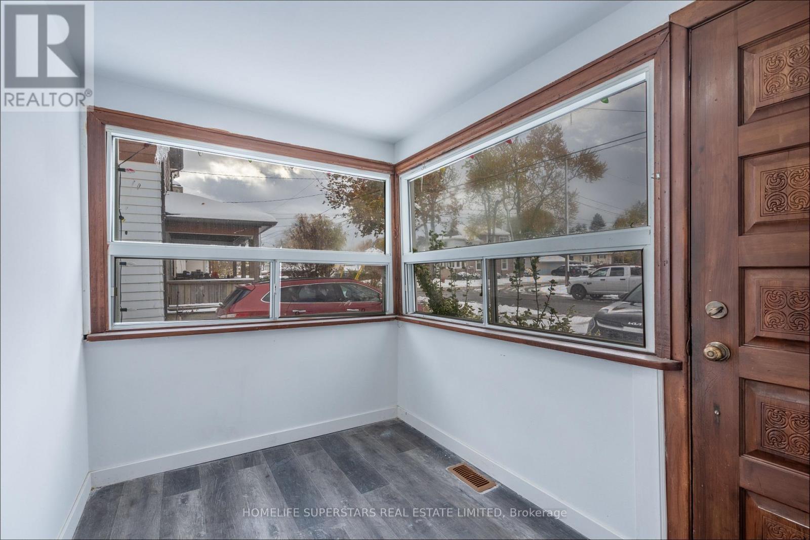 4550 Homewood Avenue, Niagara Falls, Ontario  L2E 4X8 - Photo 2 - X12558604