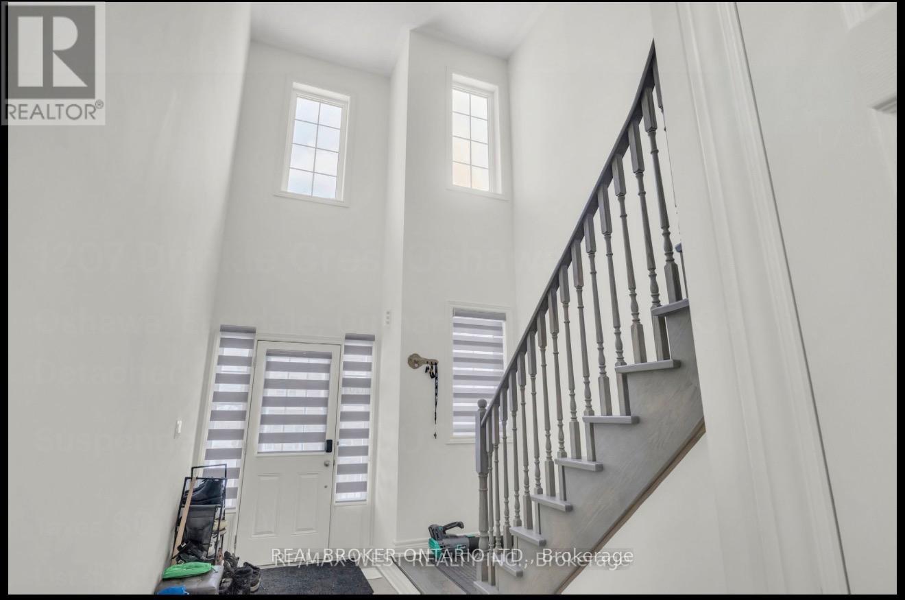 1207 Drinkle Crescent, Oshawa, Ontario  L1K 3G8 - Photo 4 - E12558752