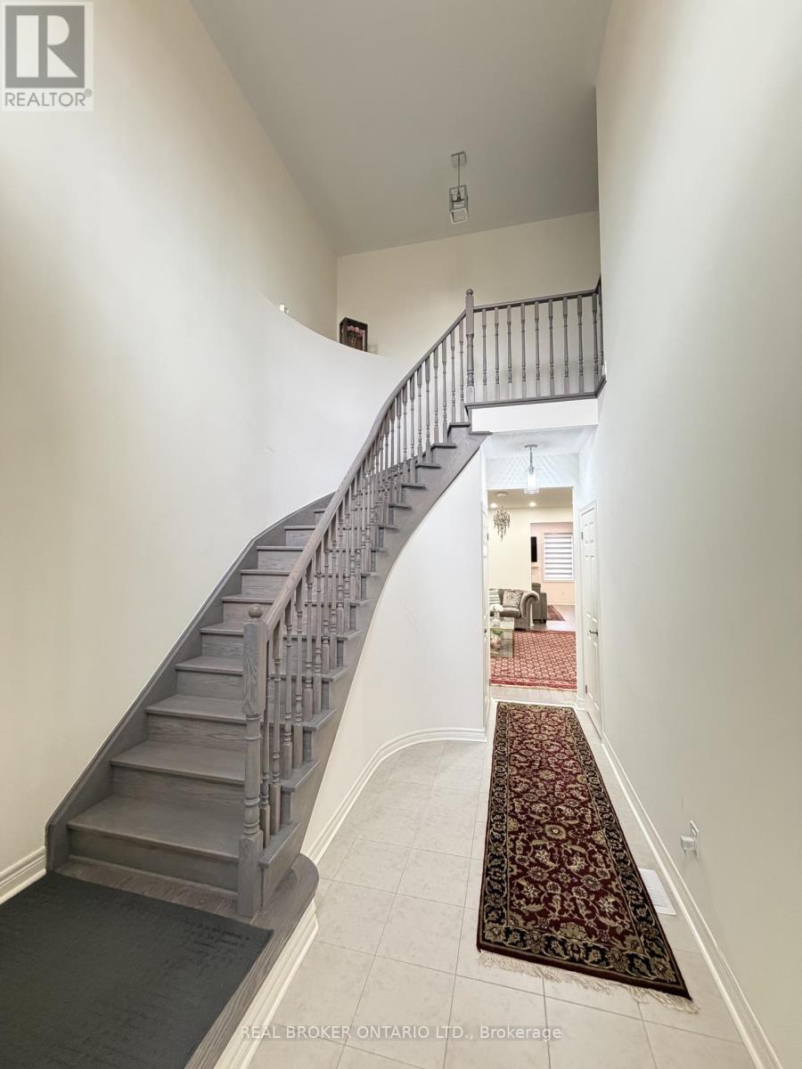 1207 Drinkle Crescent, Oshawa, Ontario  L1K 3G8 - Photo 5 - E12558752