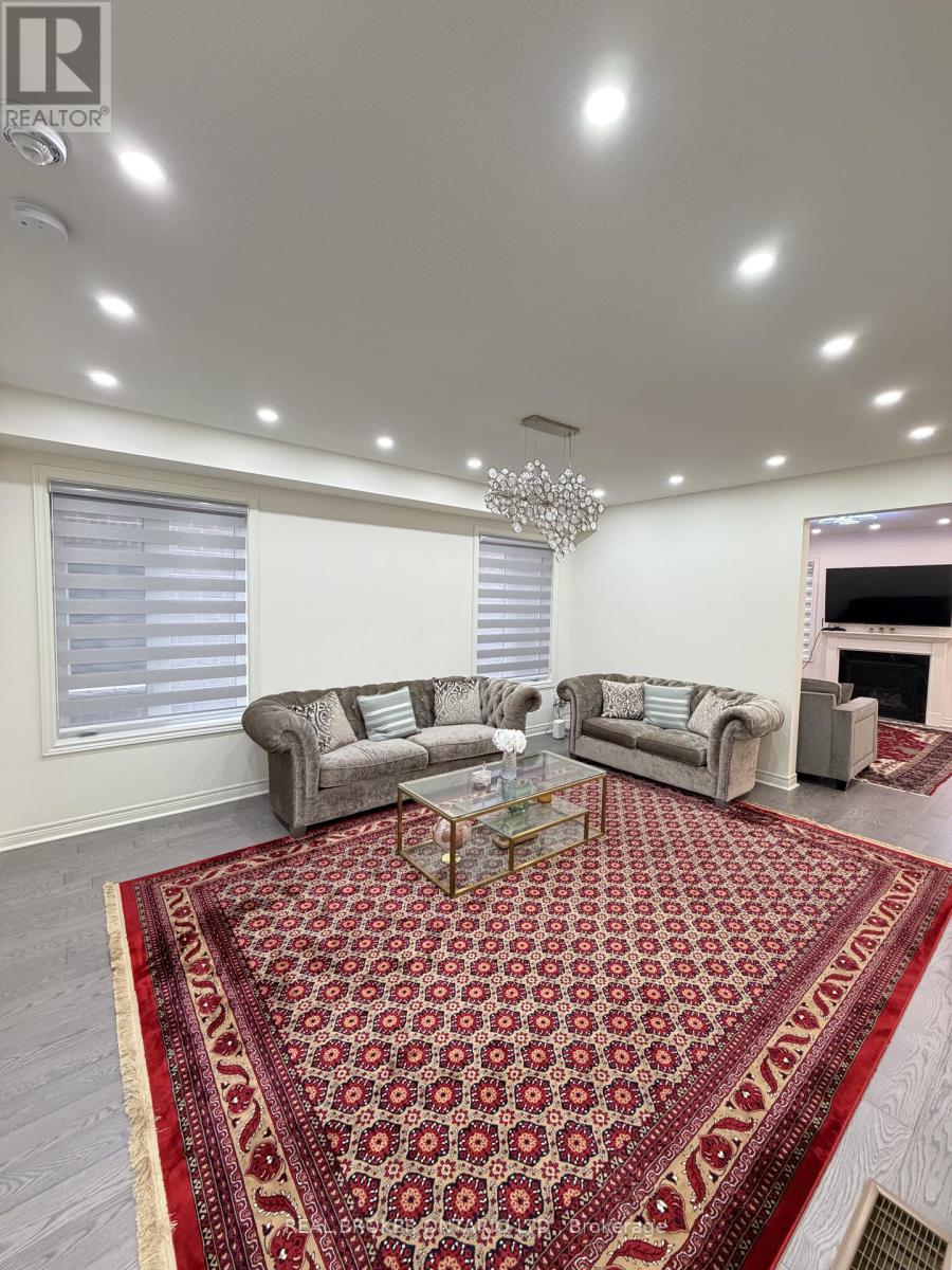 1207 Drinkle Crescent, Oshawa, Ontario  L1K 3G8 - Photo 6 - E12558752