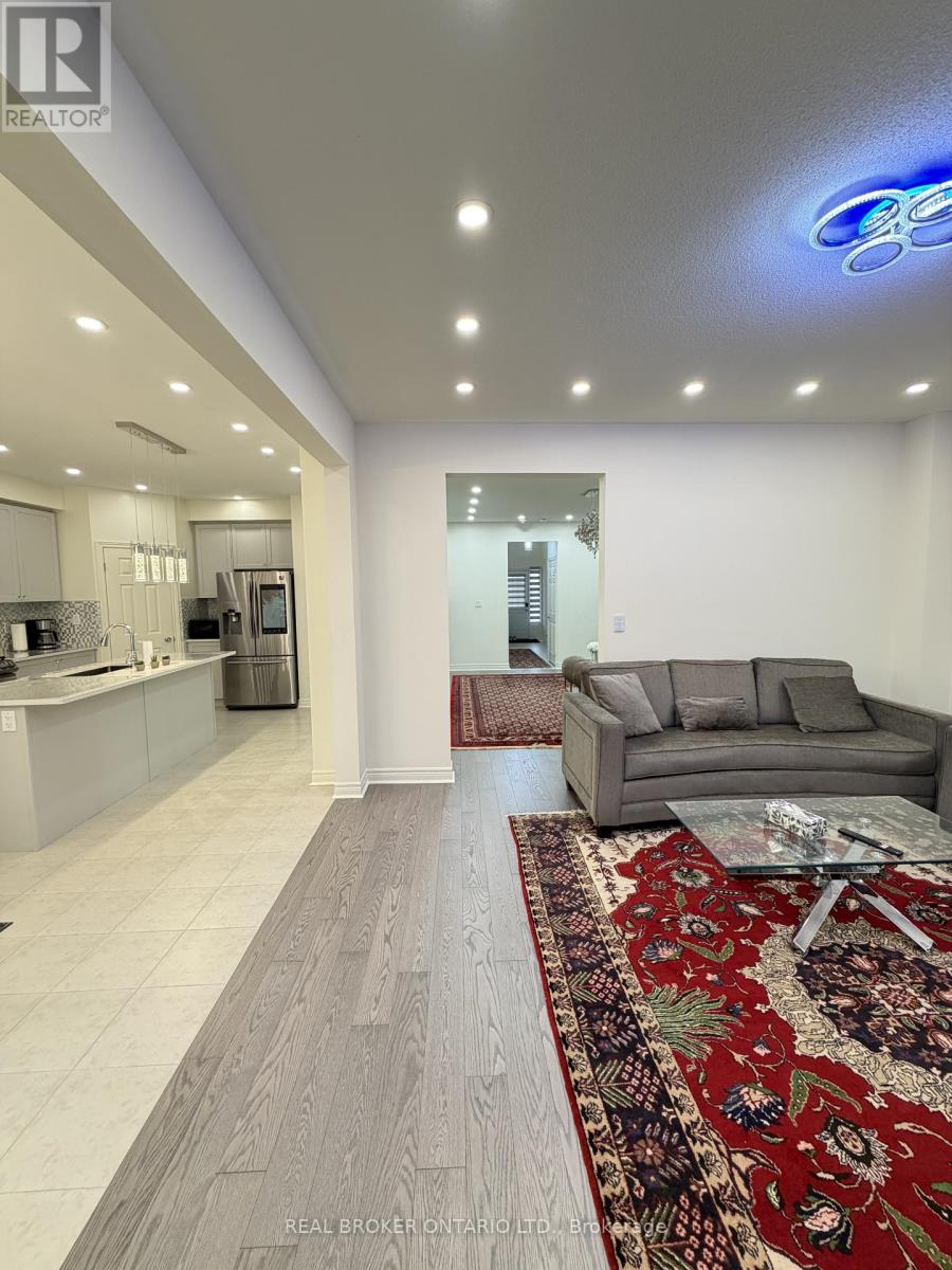 1207 Drinkle Crescent, Oshawa, Ontario  L1K 3G8 - Photo 8 - E12558752