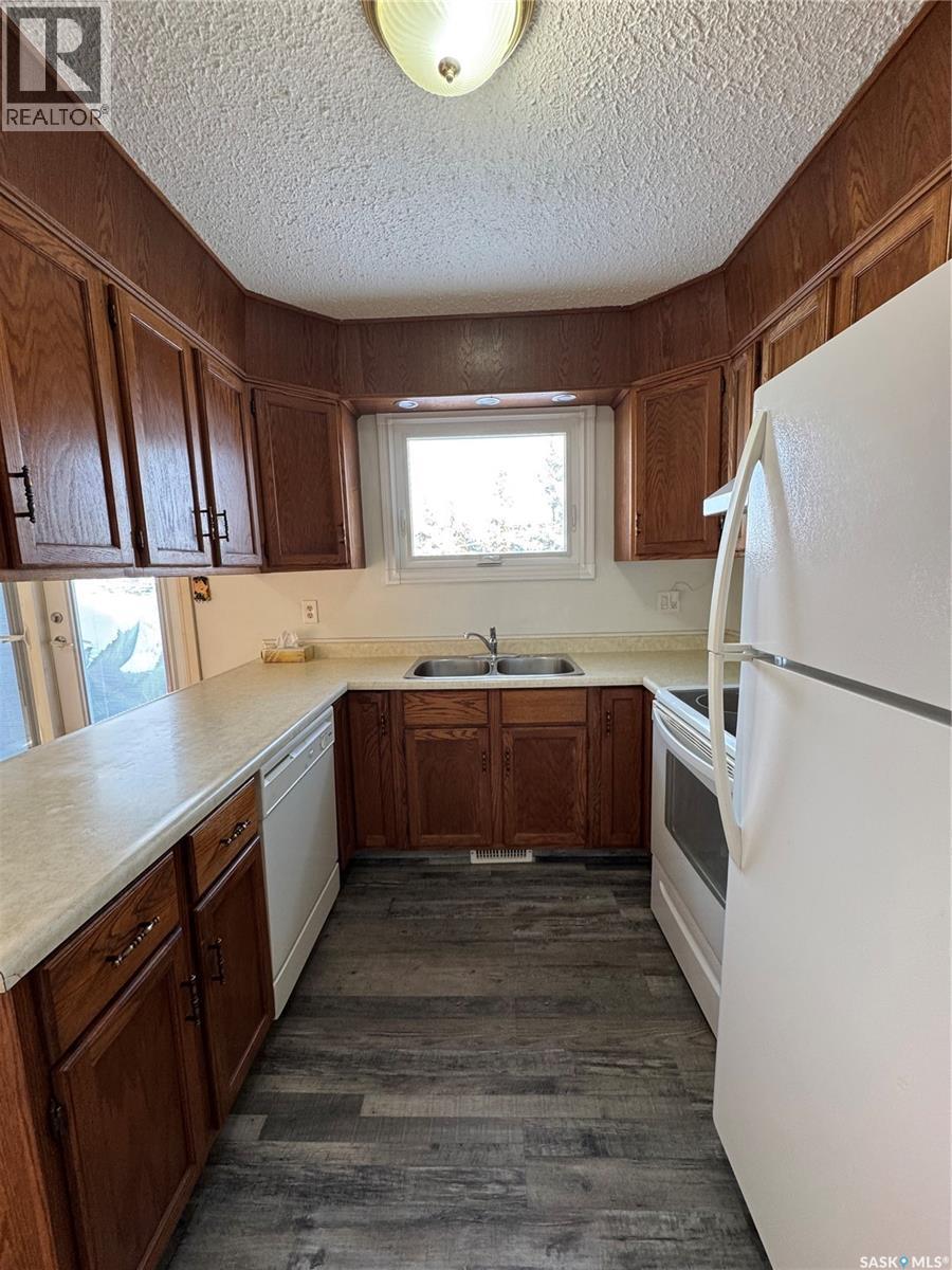 Property at 860 17th STREET W image 2