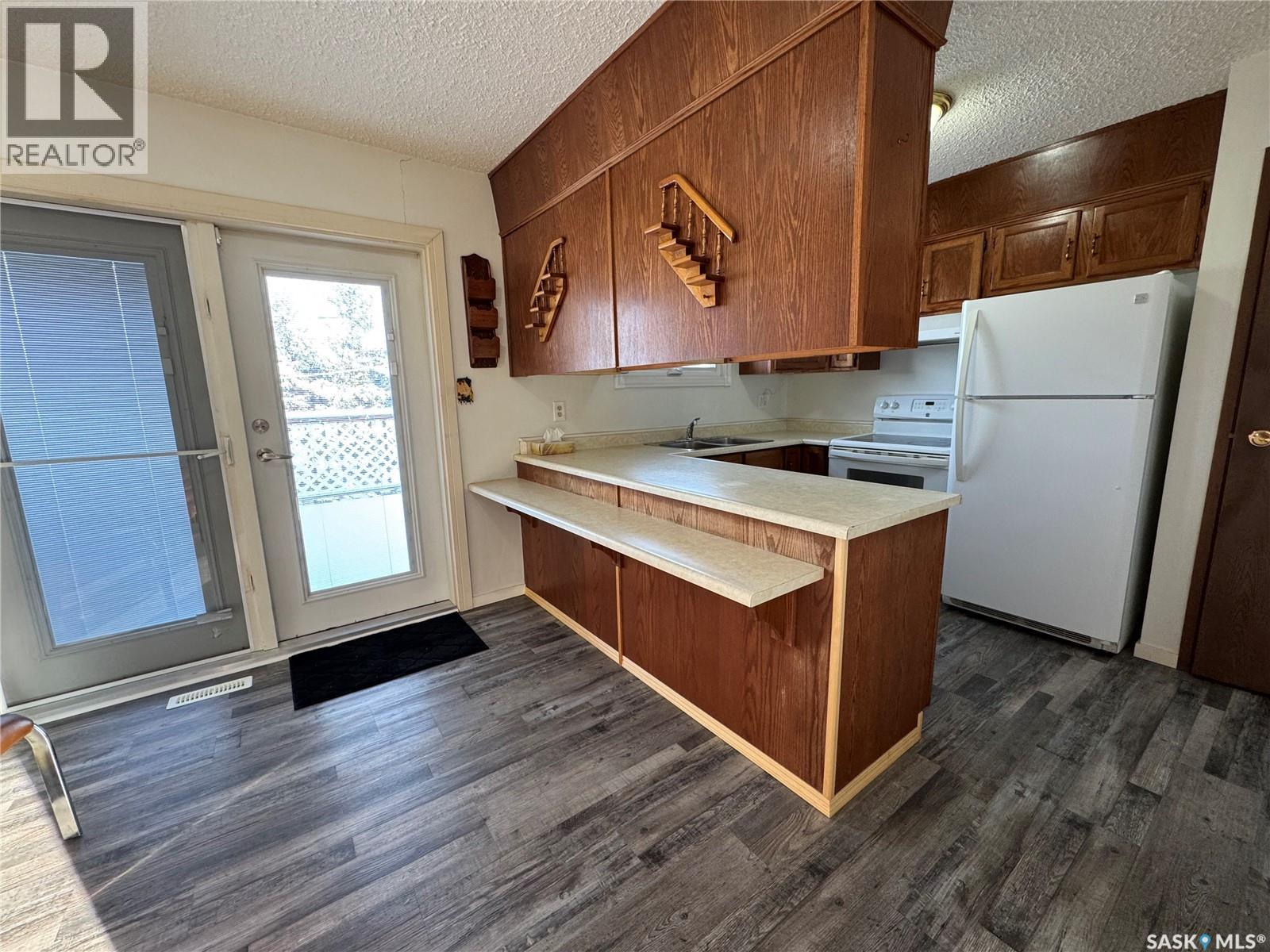 Property at 860 17th STREET W image 3