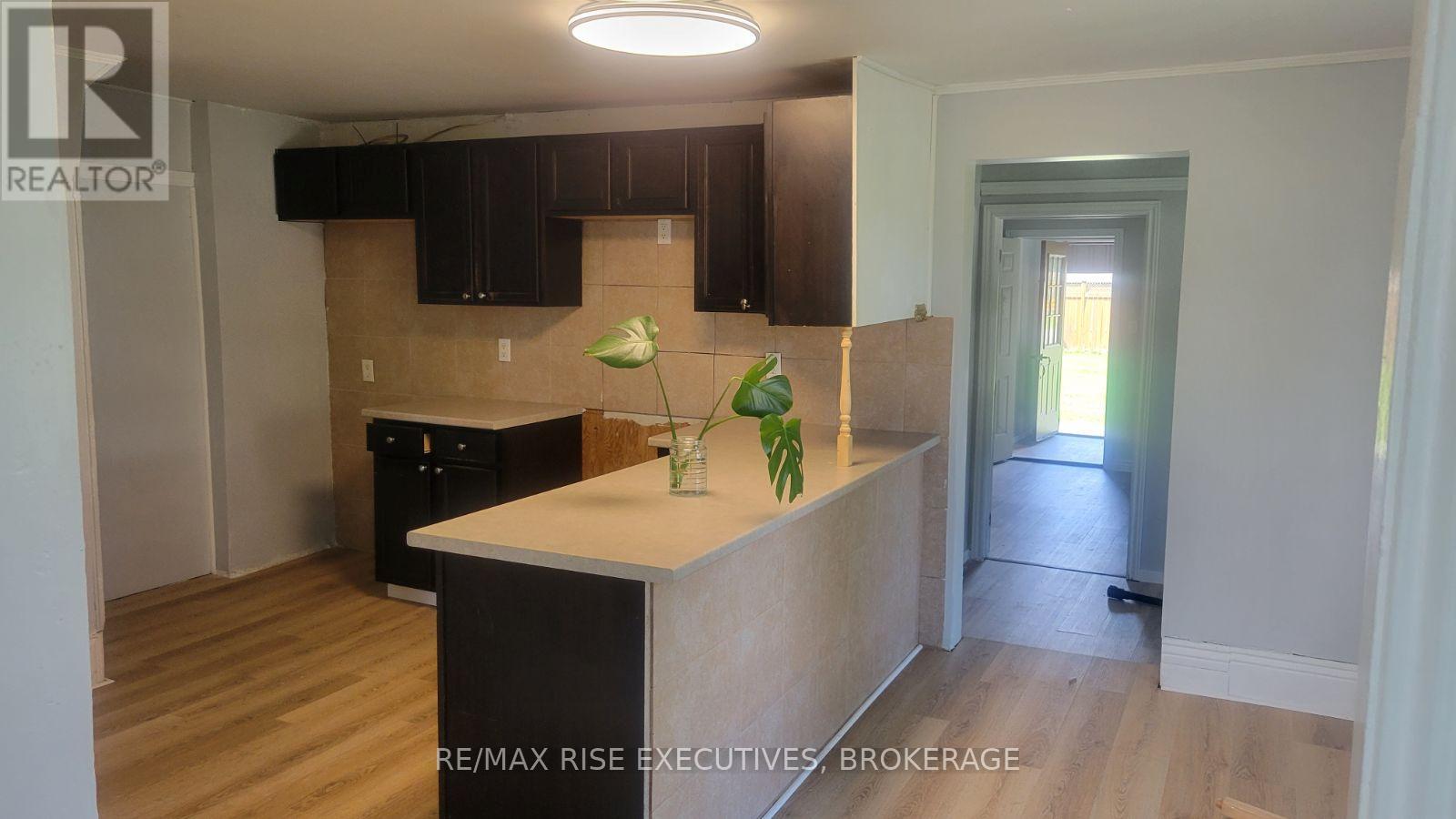 190 Victoria Avenue, Gananoque, Ontario  K7G 2S1 - Photo 8 - X12558938