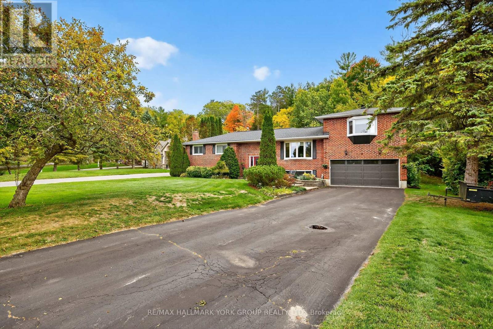 14 Anchor Court, East Gwillimbury, Ontario  L9N 1G1 - Photo 4 - N12470109