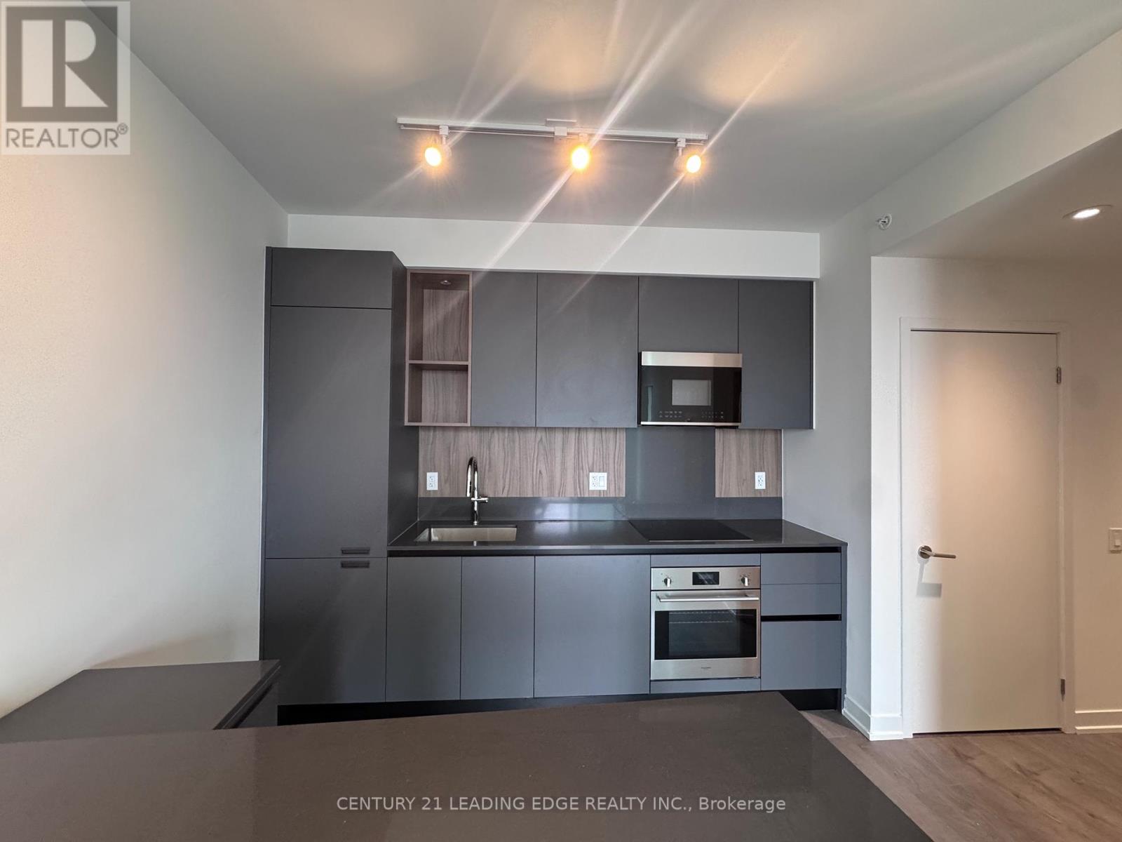 1606 - 39 Mary Street, Barrie, Ontario  L4N 1S9 - Photo 2 - S12555208