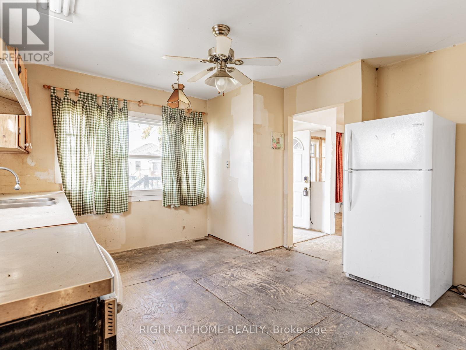 936 First Street, Mississauga, Ontario  L5E 1A8 - Photo 13 - W12558662