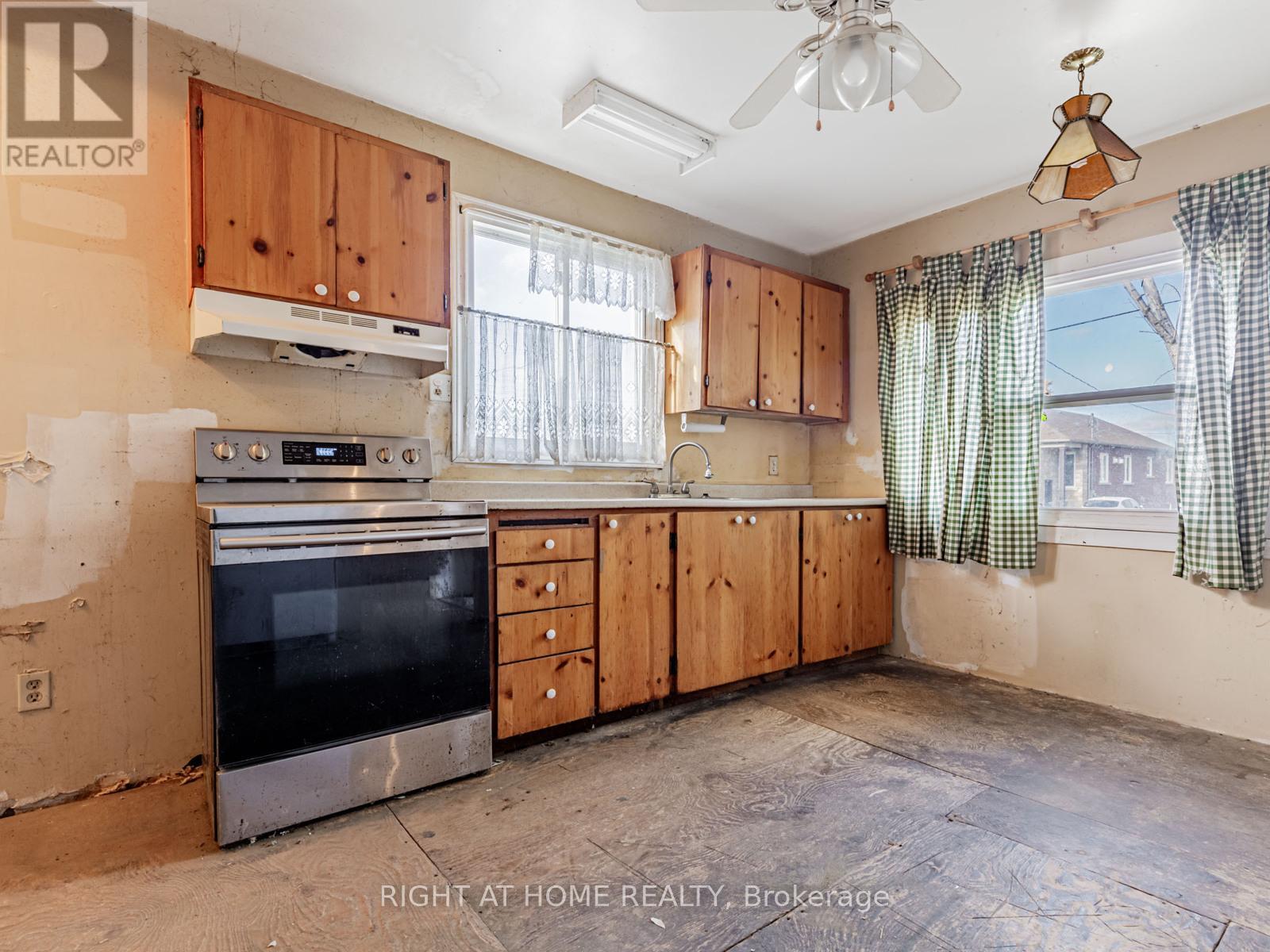 936 First Street, Mississauga, Ontario  L5E 1A8 - Photo 14 - W12558662